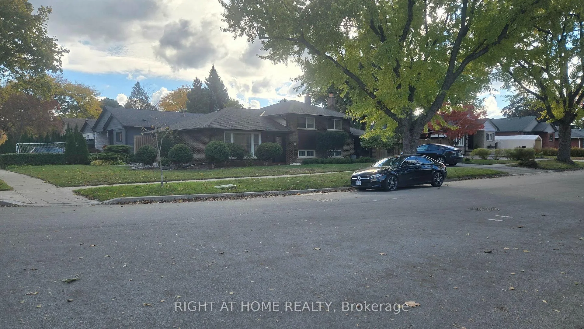 Photo 4 of 27 Shipley Road, Etobicoke, Willowridge-Martingrove-Richview — HOMEH