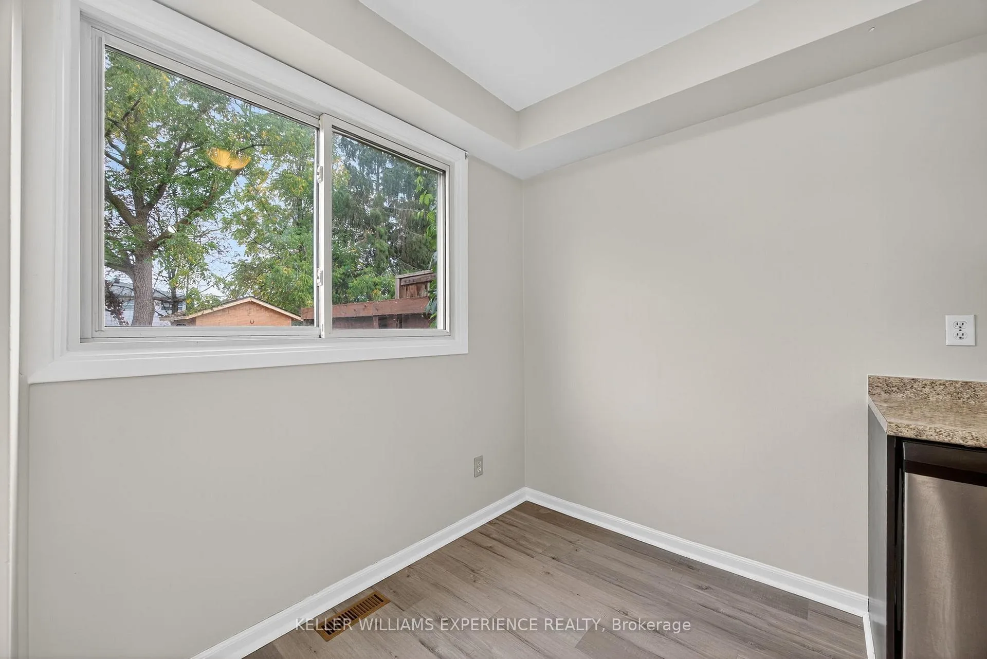 Photo 8 of 79 Carlton Road, Barrie, Cundles East — HOMEH