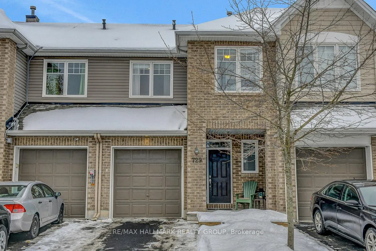 Front of 729 Hazelnut Crescent