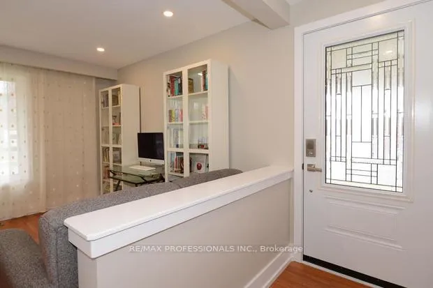 Photo 3 of 4 Thelmere Place, Etobicoke, Willowridge-Martingrove-Richview — HOMEH