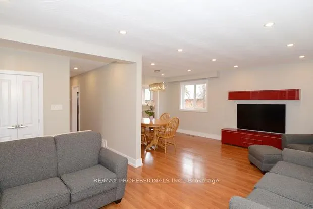 Photo 4 of 4 Thelmere Place, Etobicoke, Willowridge-Martingrove-Richview — HOMEH