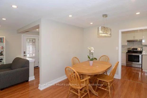 Photo 6 of 4 Thelmere Place, Etobicoke, Willowridge-Martingrove-Richview — HOMEH