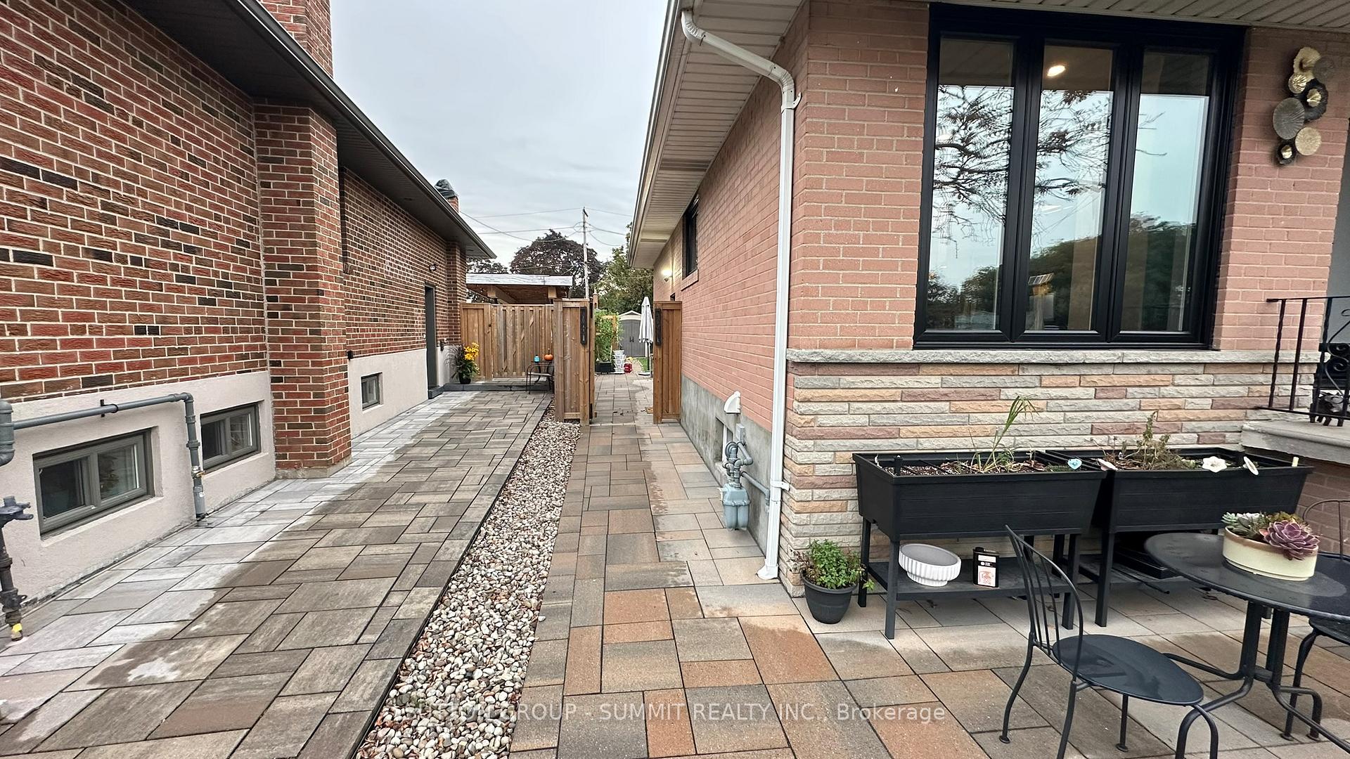 Photo 3 of 12 Brampton Road, Etobicoke, Willowridge-Martingrove-Richview — HOMEH