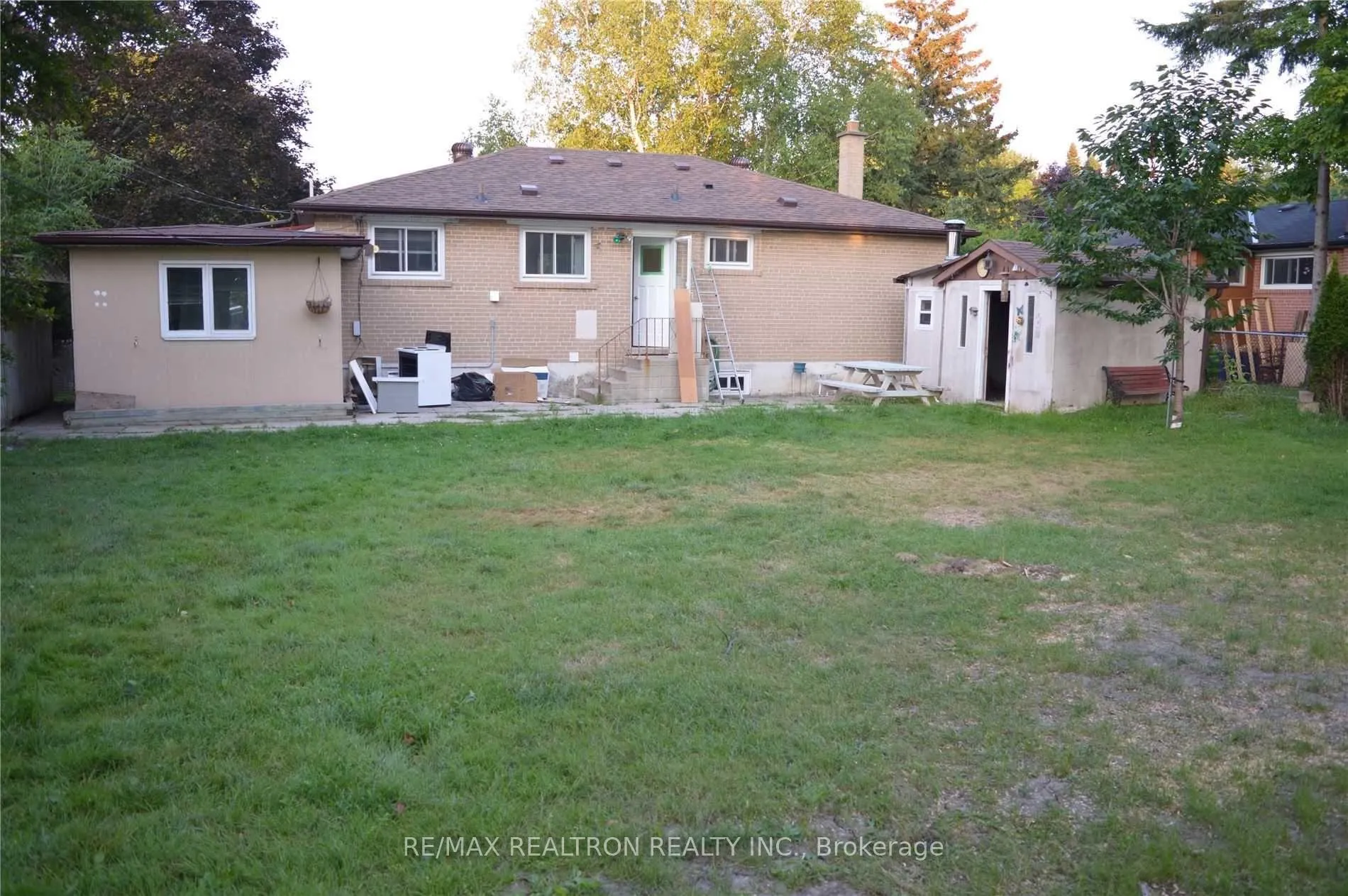 Photo 2 of 24 Holman Crescent, Aurora, Aurora Highlands — HOMEH