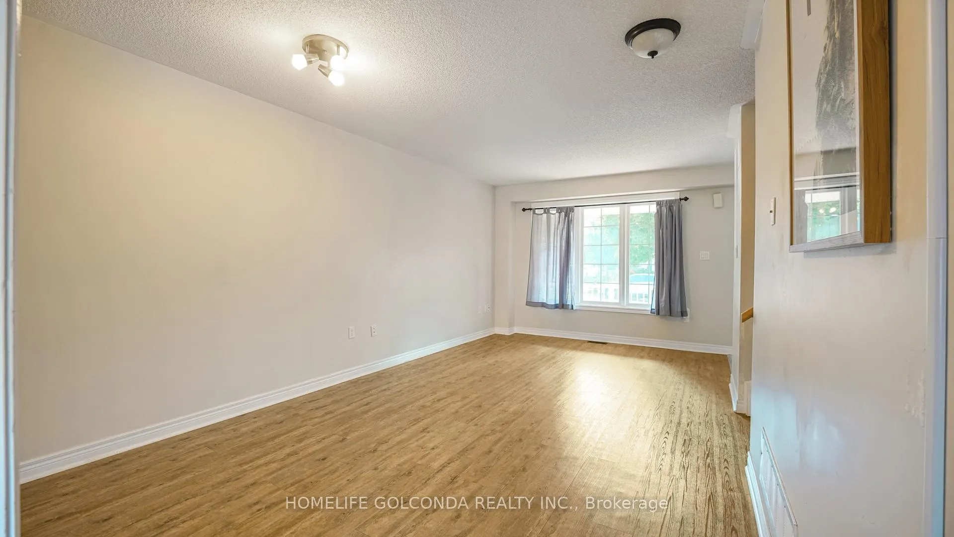 Photo 2 of 21 Bentley Crescent, Barrie, 400 West — HOMEH