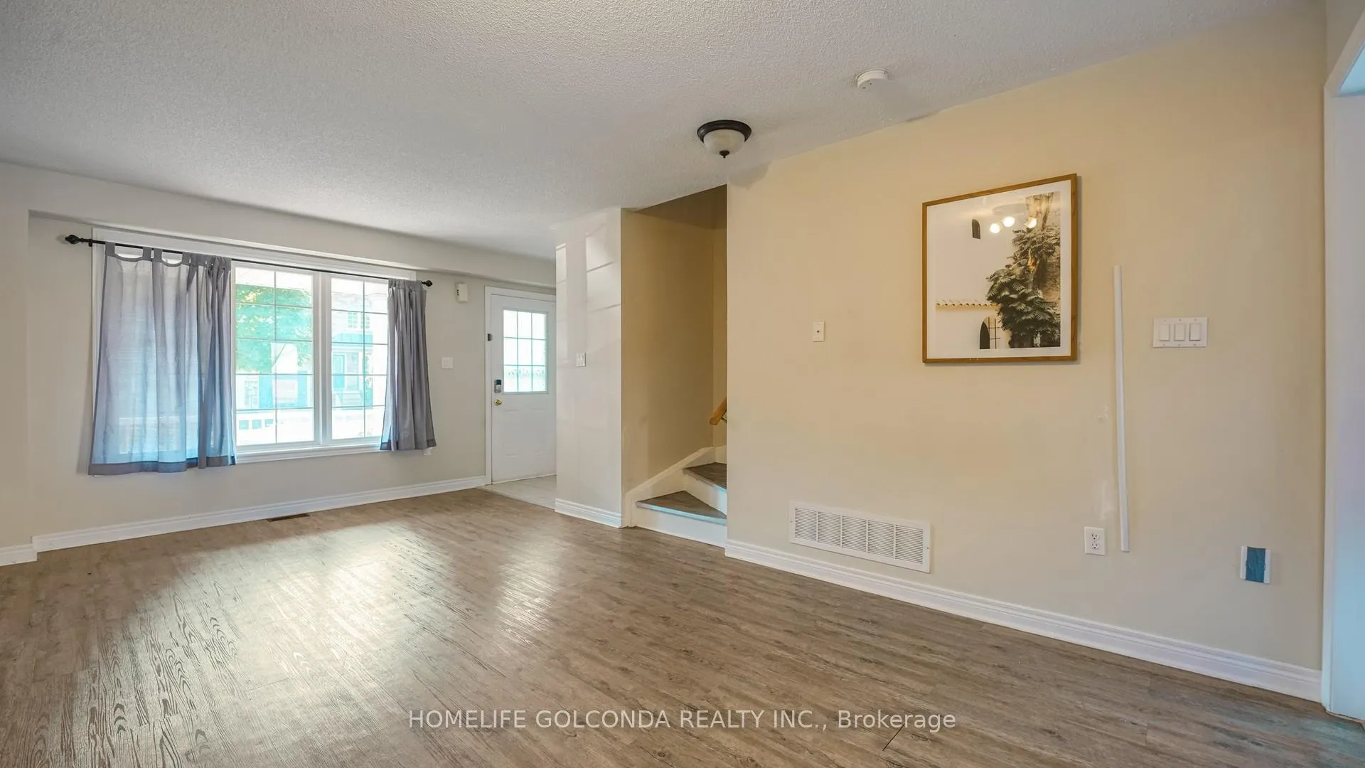 Photo 3 of 21 Bentley Crescent, Barrie, 400 West — HOMEH