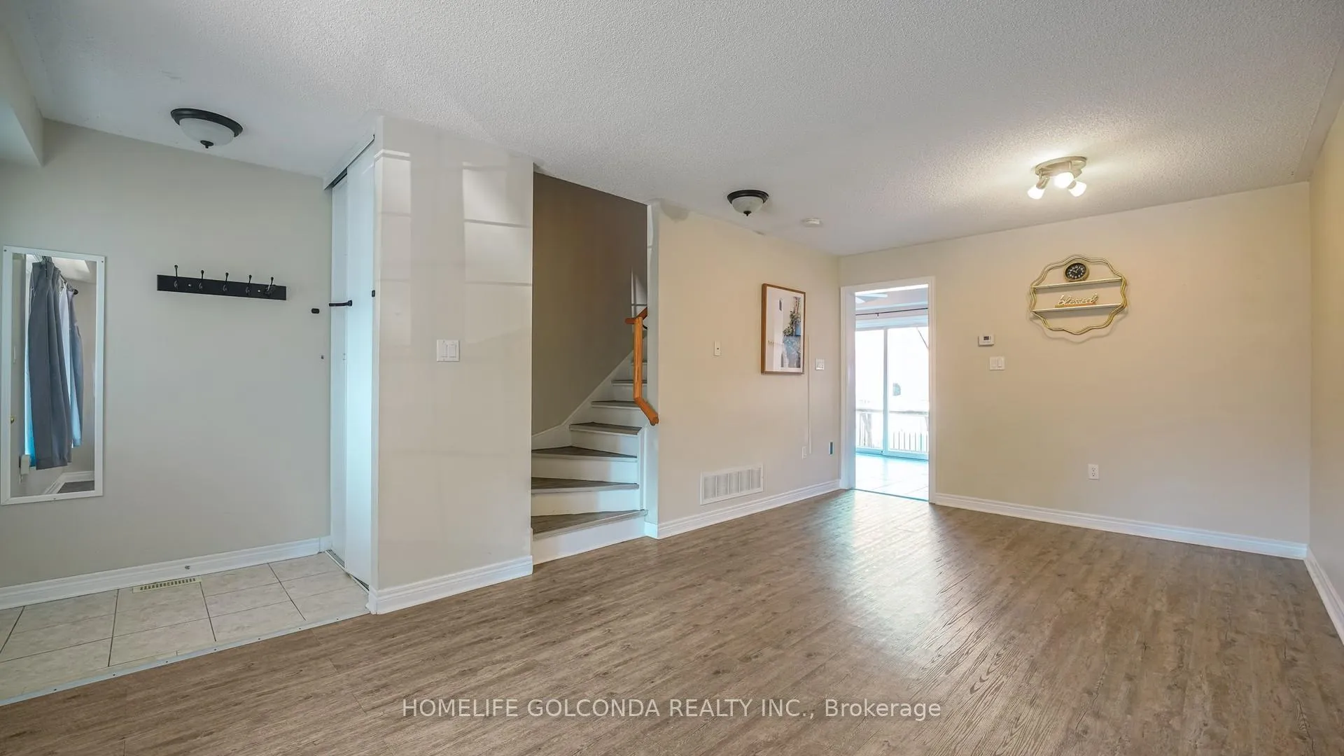 Photo 5 of 21 Bentley Crescent, Barrie, 400 West — HOMEH
