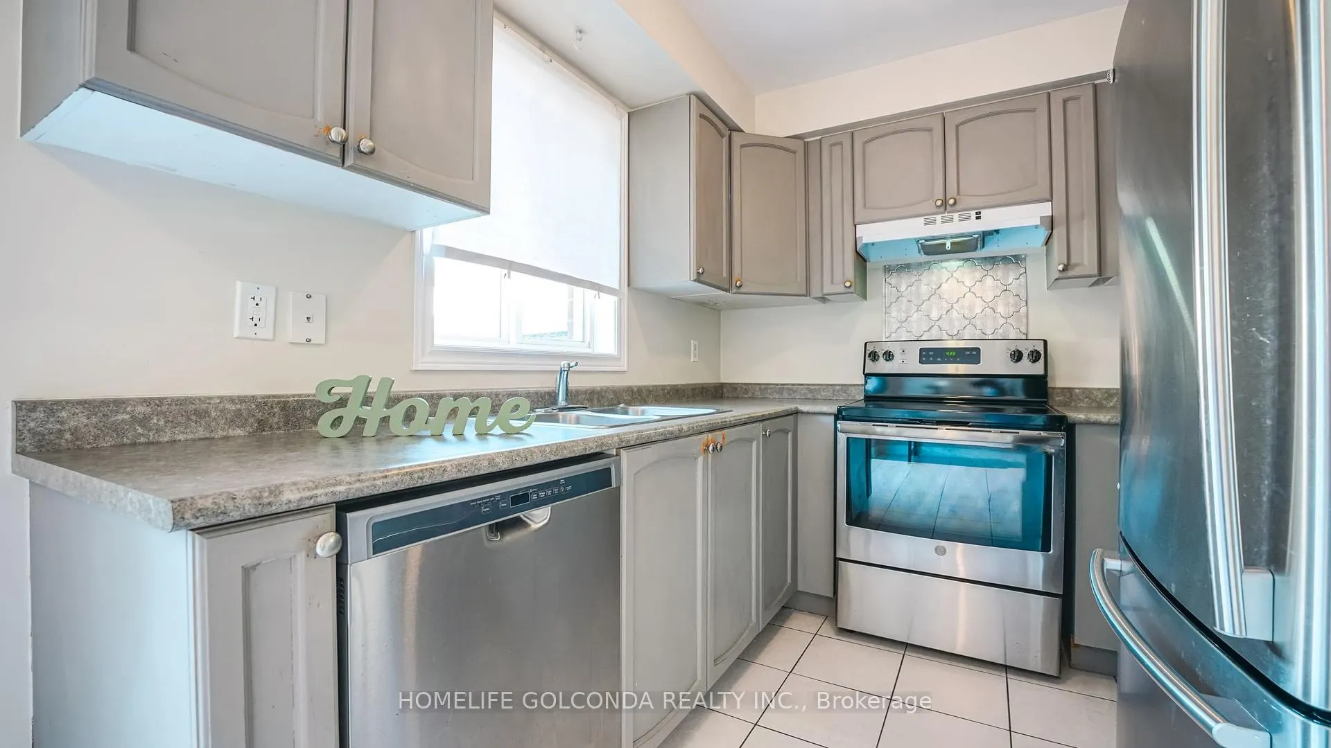 Photo 7 of 21 Bentley Crescent, Barrie, 400 West — HOMEH