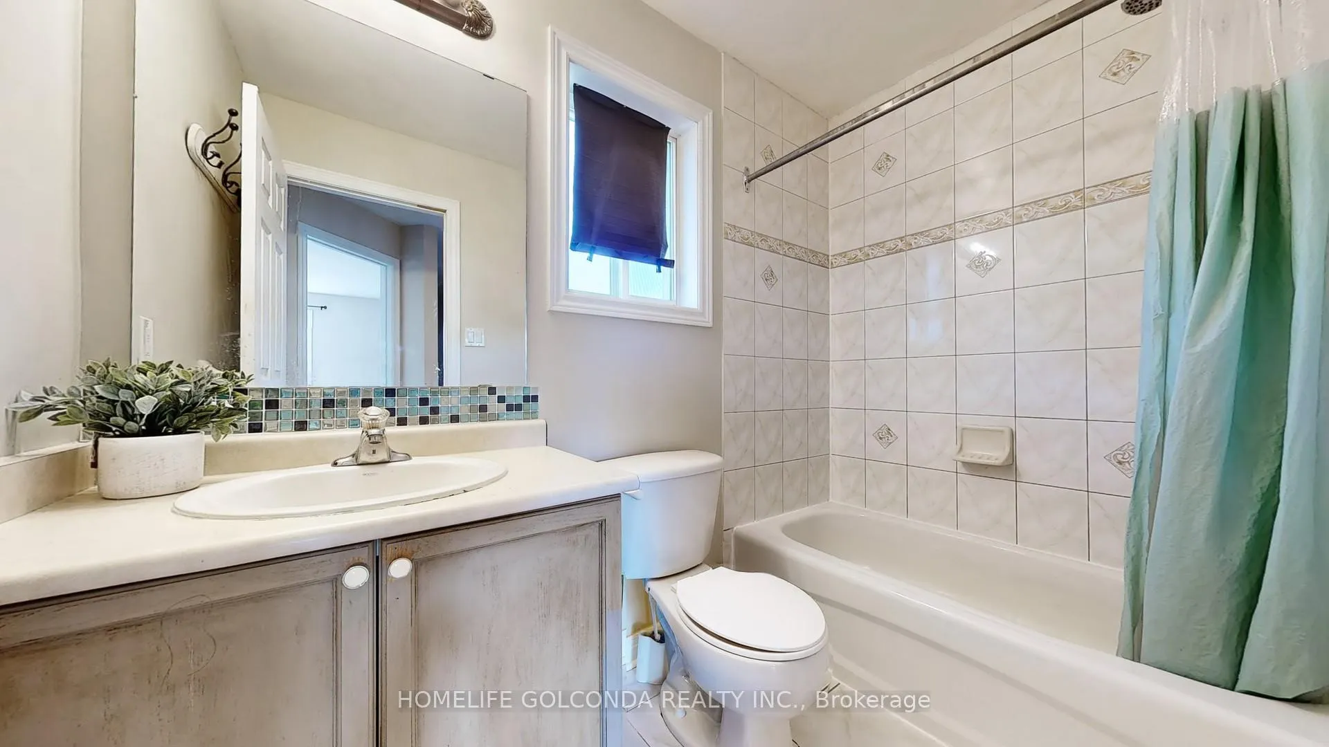 Photo 23 of 21 Bentley Crescent, Barrie, 400 West — HOMEH