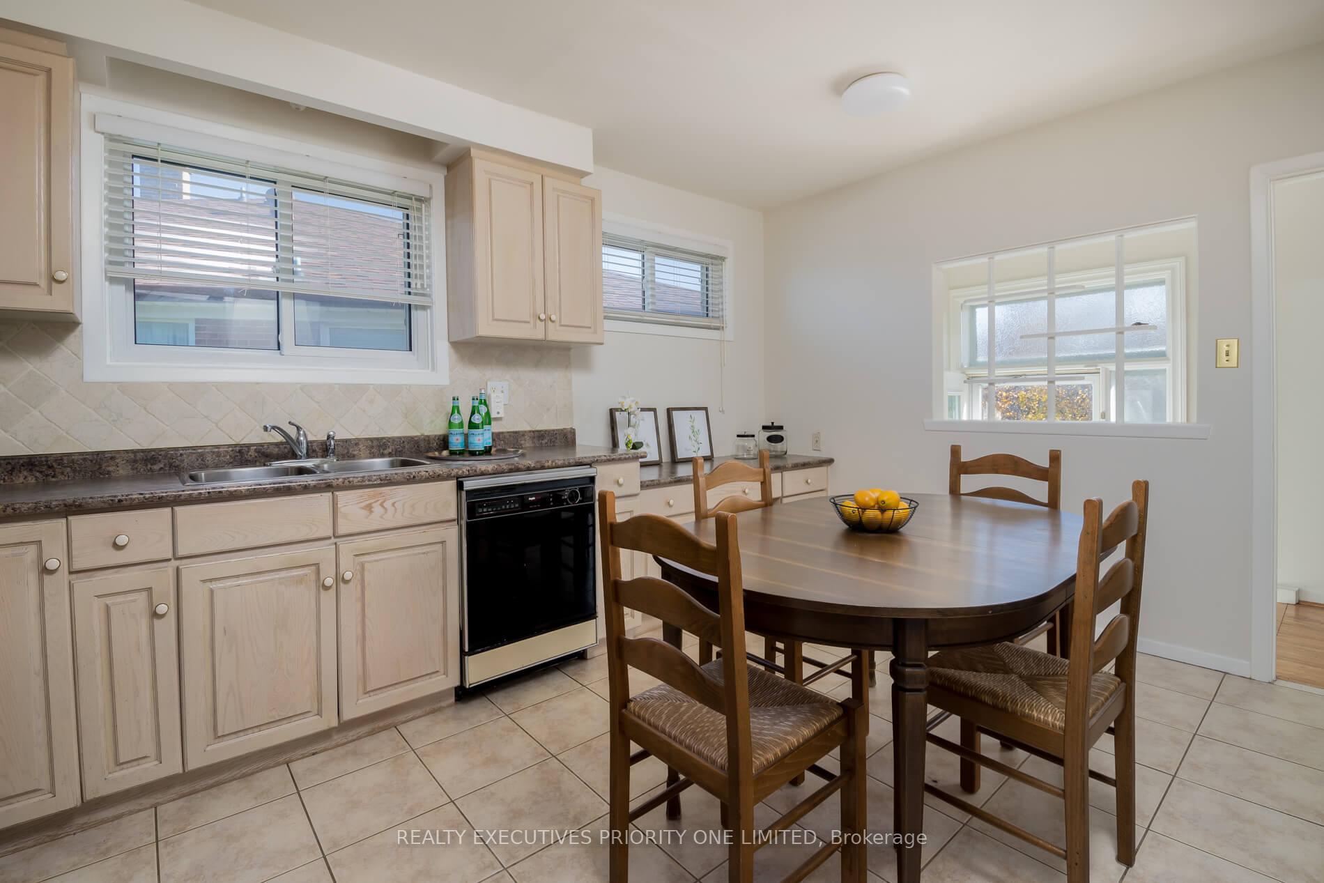 Photo 12 of 119 Willowridge Road, Etobicoke, Willowridge-Martingrove-Richview — HOMEH