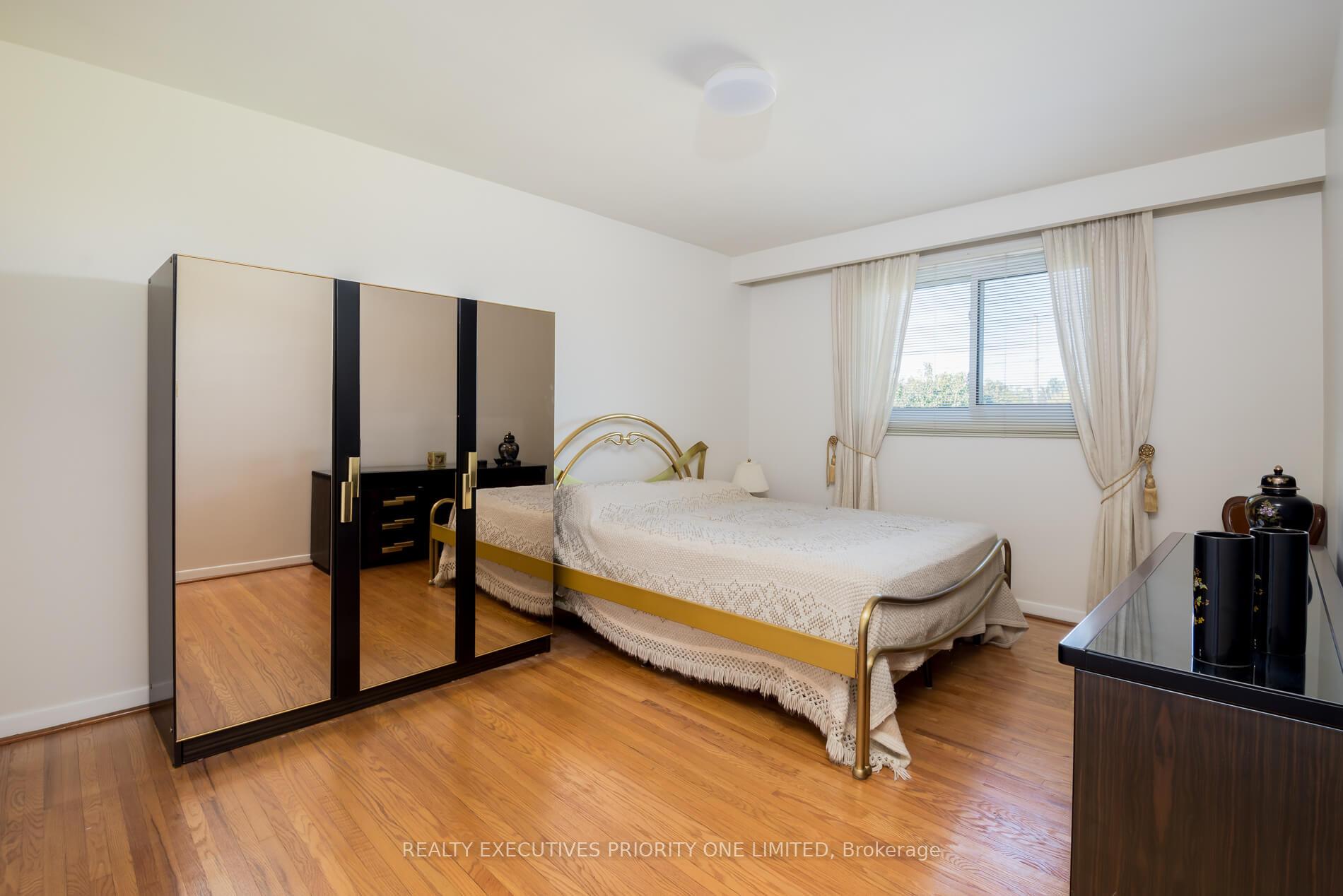 Photo 15 of 119 Willowridge Road, Etobicoke, Willowridge-Martingrove-Richview — HOMEH
