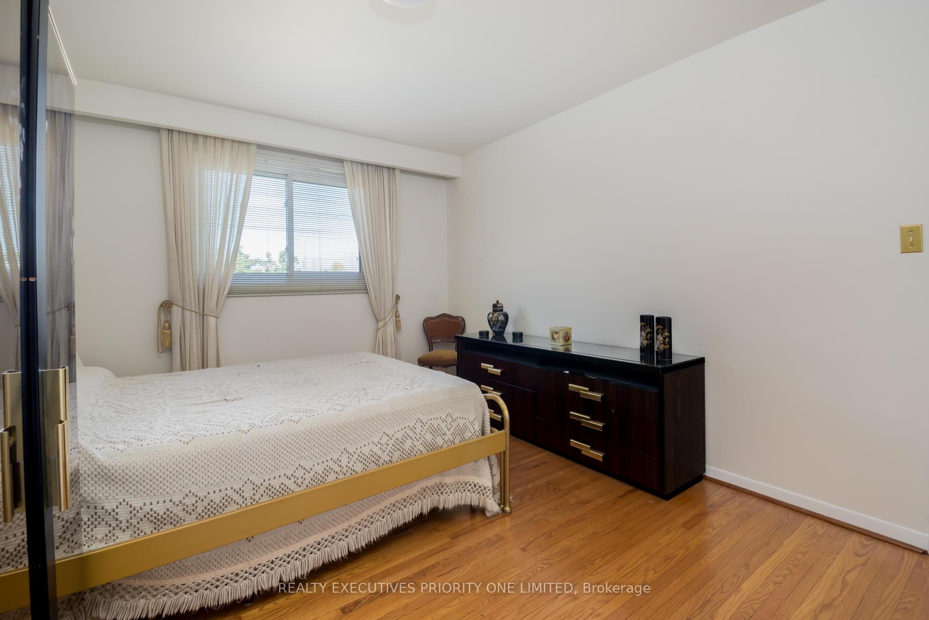 Photo 16 of 119 Willowridge Road, Etobicoke, Willowridge-Martingrove-Richview — HOMEH