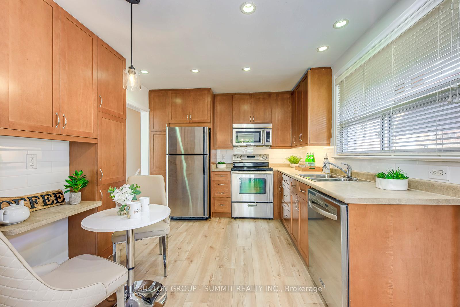 Photo 11 of 42 Winnipeg Road, Etobicoke, Kingsview Village-The Westway — HOMEH