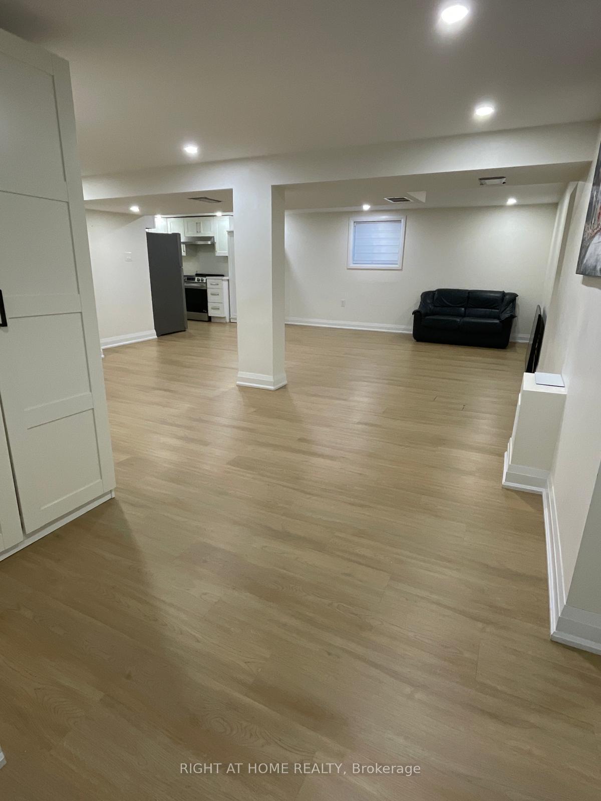 Photo 2 of 34 Cromer Place, Etobicoke, Willowridge-Martingrove-Richview — HOMEH