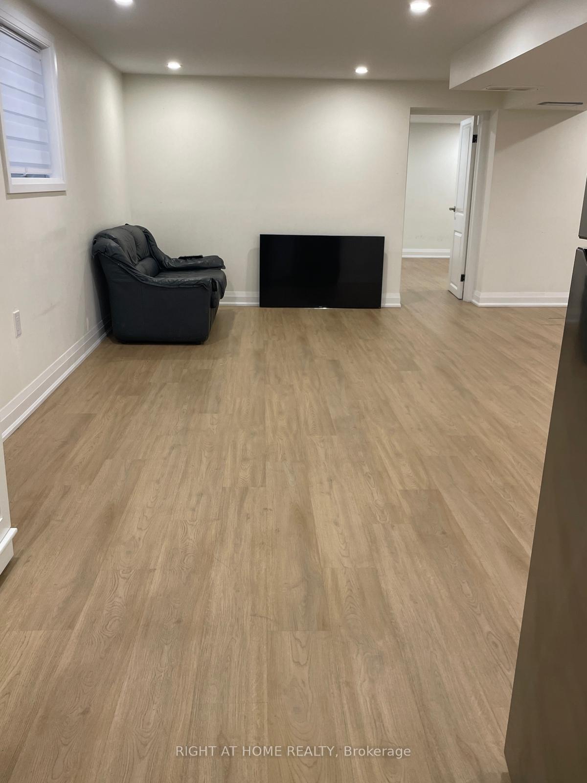 Photo 4 of 34 Cromer Place, Etobicoke, Willowridge-Martingrove-Richview — HOMEH