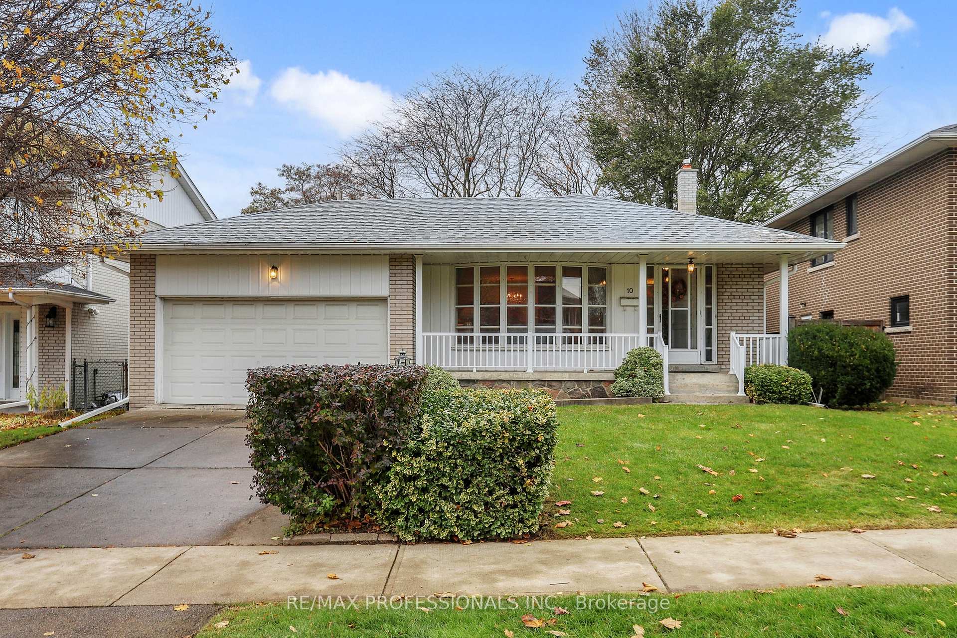 Photo 1 of 10 Crestridge Heights Road, Etobicoke, Willowridge-Martingrove-Richview — HOMEH