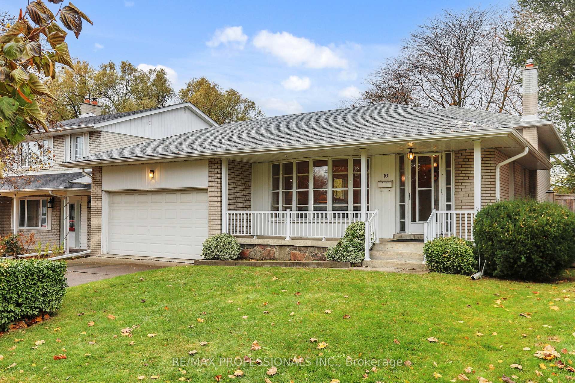 Photo 2 of 10 Crestridge Heights Road, Etobicoke, Willowridge-Martingrove-Richview — HOMEH