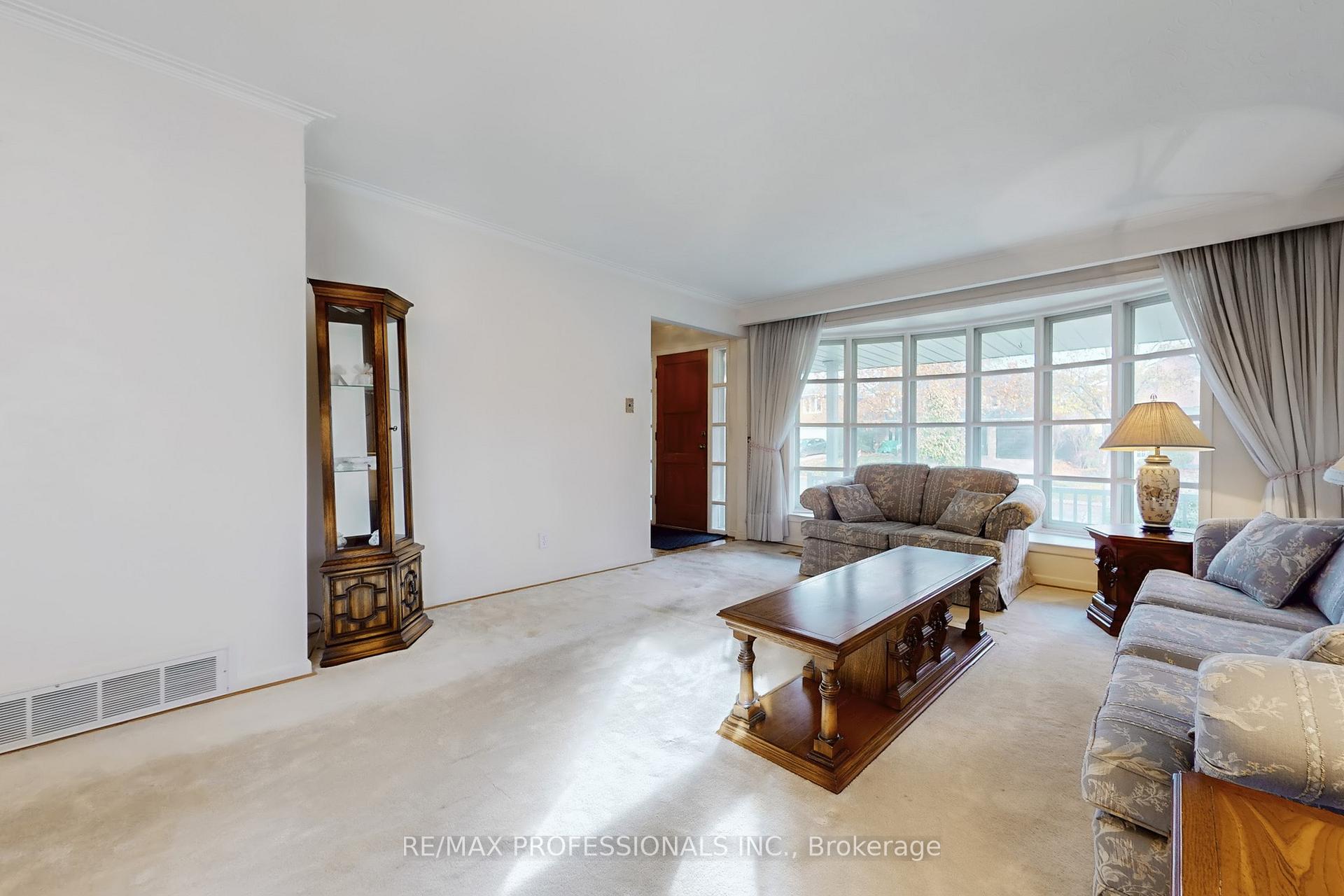 Photo 3 of 10 Crestridge Heights Road, Etobicoke, Willowridge-Martingrove-Richview — HOMEH