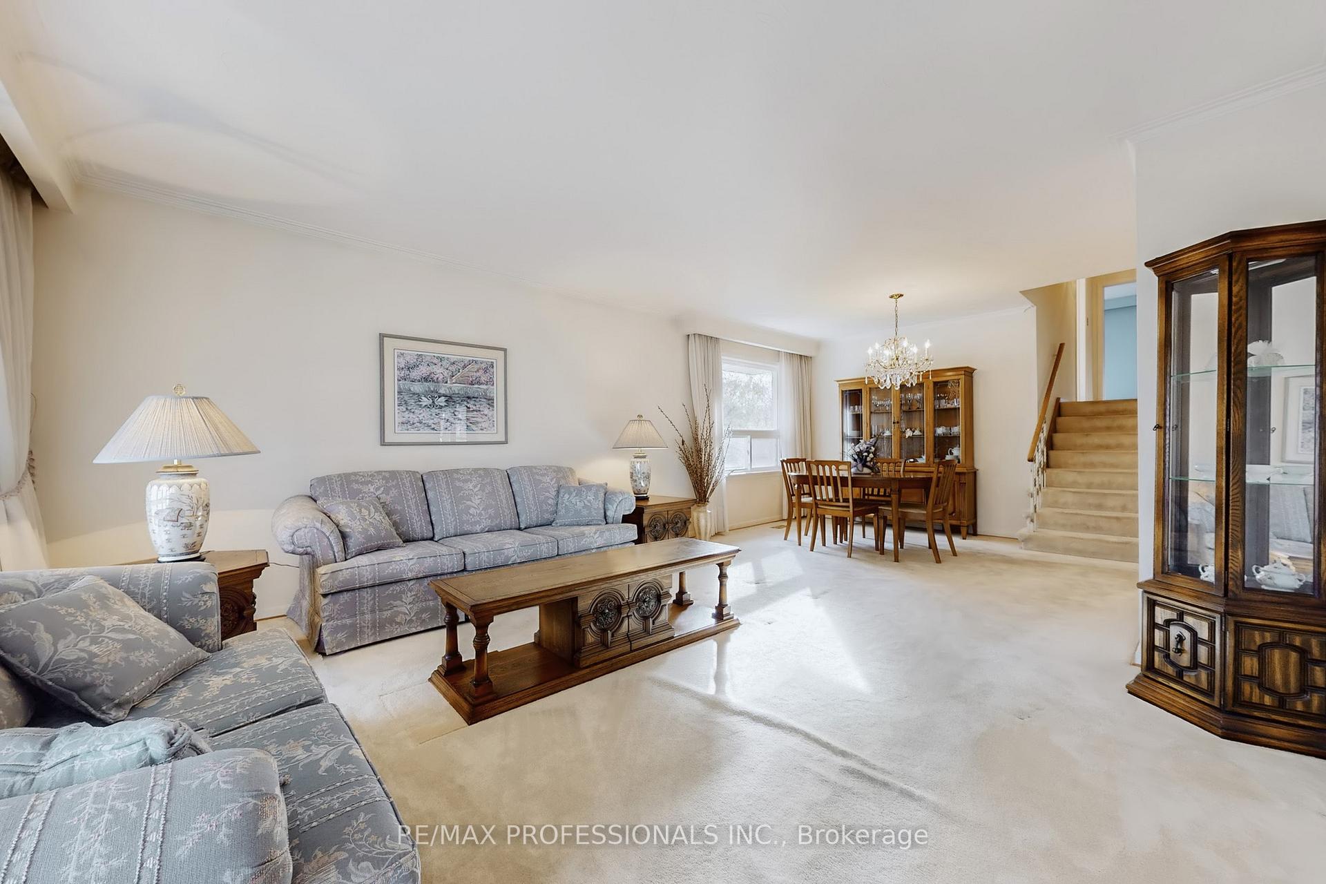 Photo 4 of 10 Crestridge Heights Road, Etobicoke, Willowridge-Martingrove-Richview — HOMEH