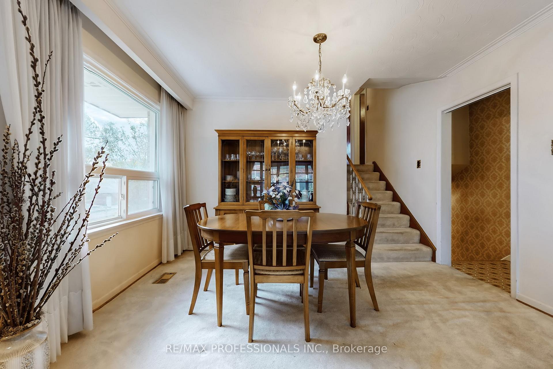 Photo 5 of 10 Crestridge Heights Road, Etobicoke, Willowridge-Martingrove-Richview — HOMEH