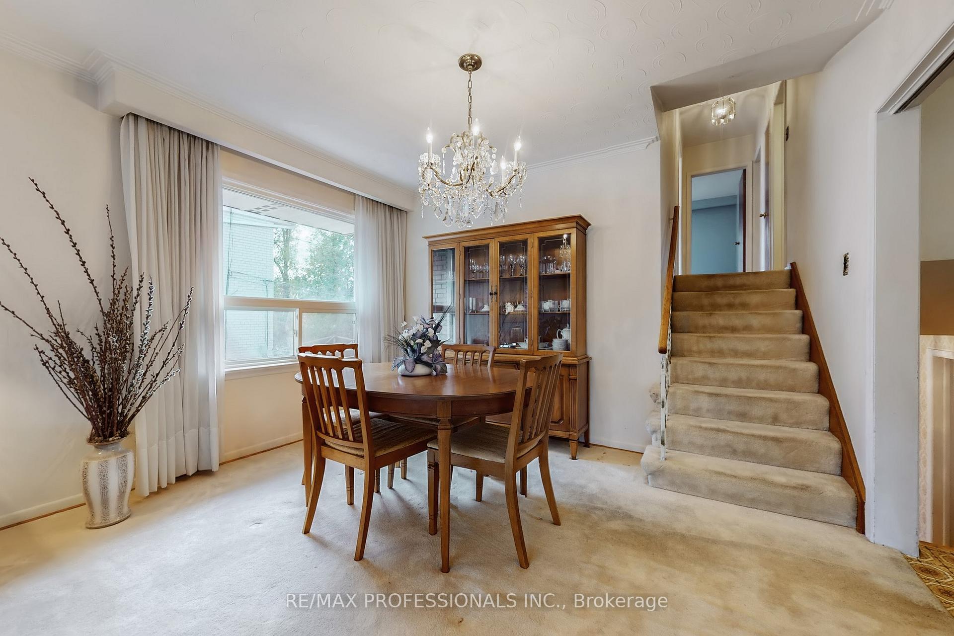 Photo 6 of 10 Crestridge Heights Road, Etobicoke, Willowridge-Martingrove-Richview — HOMEH
