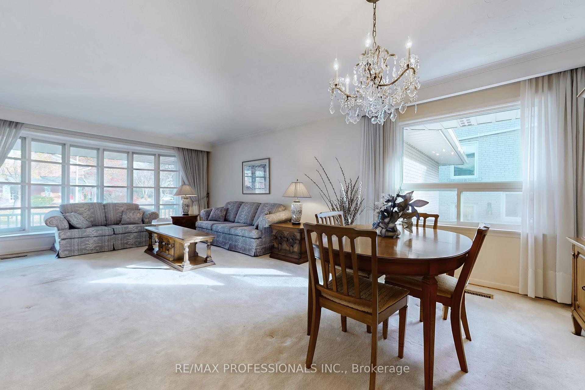 Photo 7 of 10 Crestridge Heights Road, Etobicoke, Willowridge-Martingrove-Richview — HOMEH