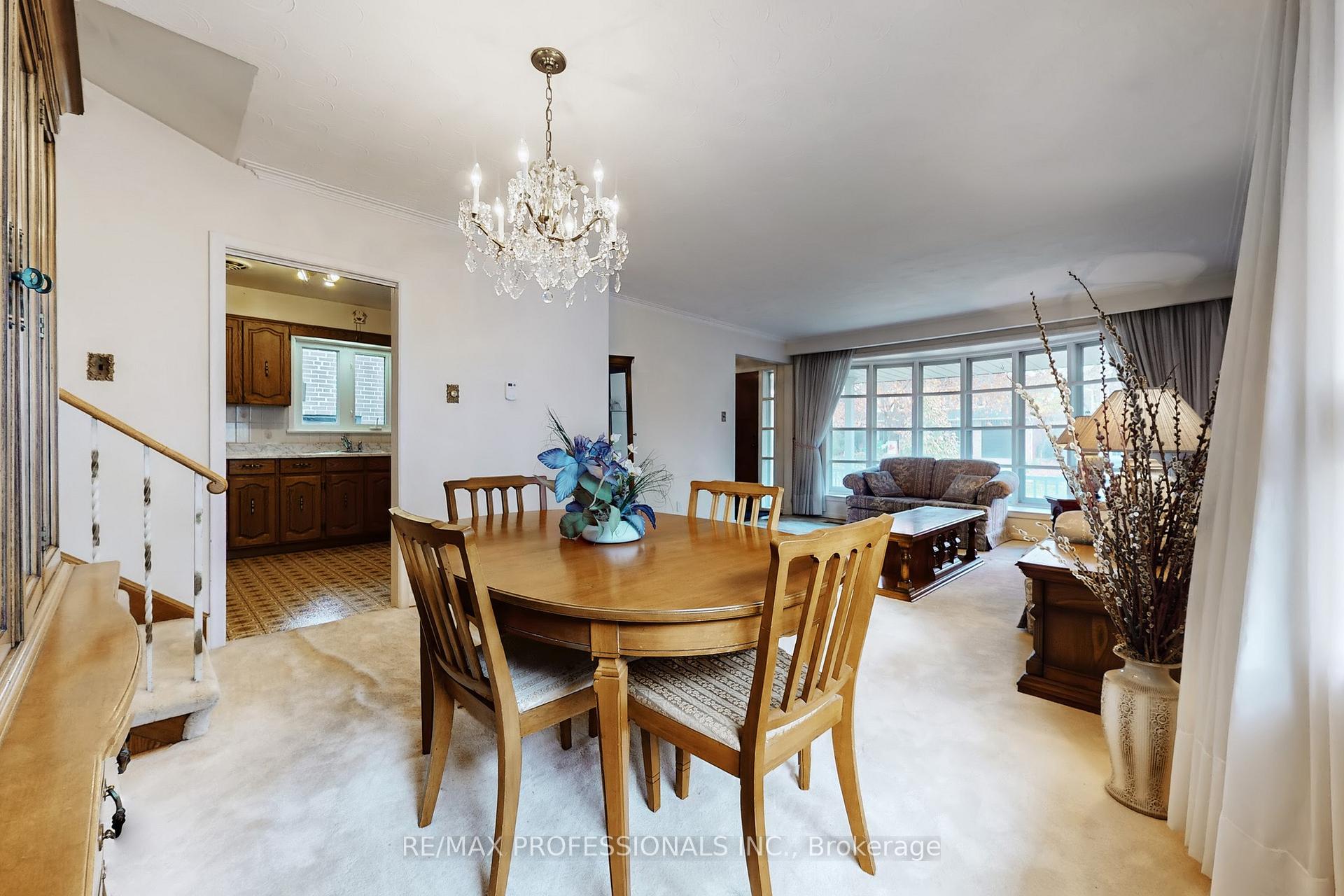 Photo 8 of 10 Crestridge Heights Road, Etobicoke, Willowridge-Martingrove-Richview — HOMEH