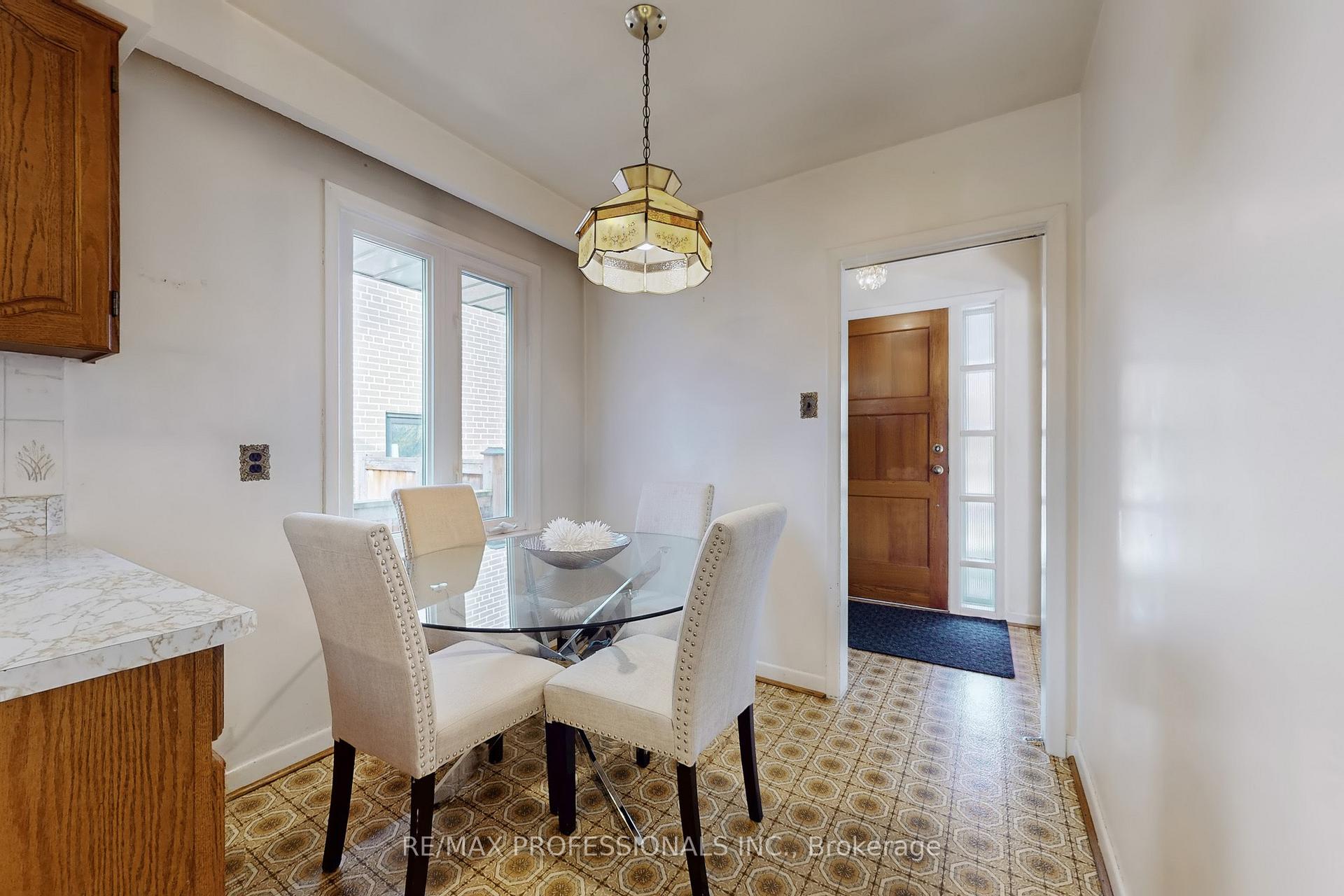 Photo 9 of 10 Crestridge Heights Road, Etobicoke, Willowridge-Martingrove-Richview — HOMEH