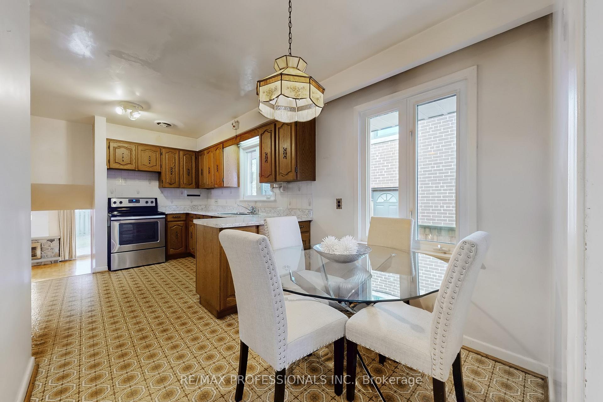 Photo 10 of 10 Crestridge Heights Road, Etobicoke, Willowridge-Martingrove-Richview — HOMEH