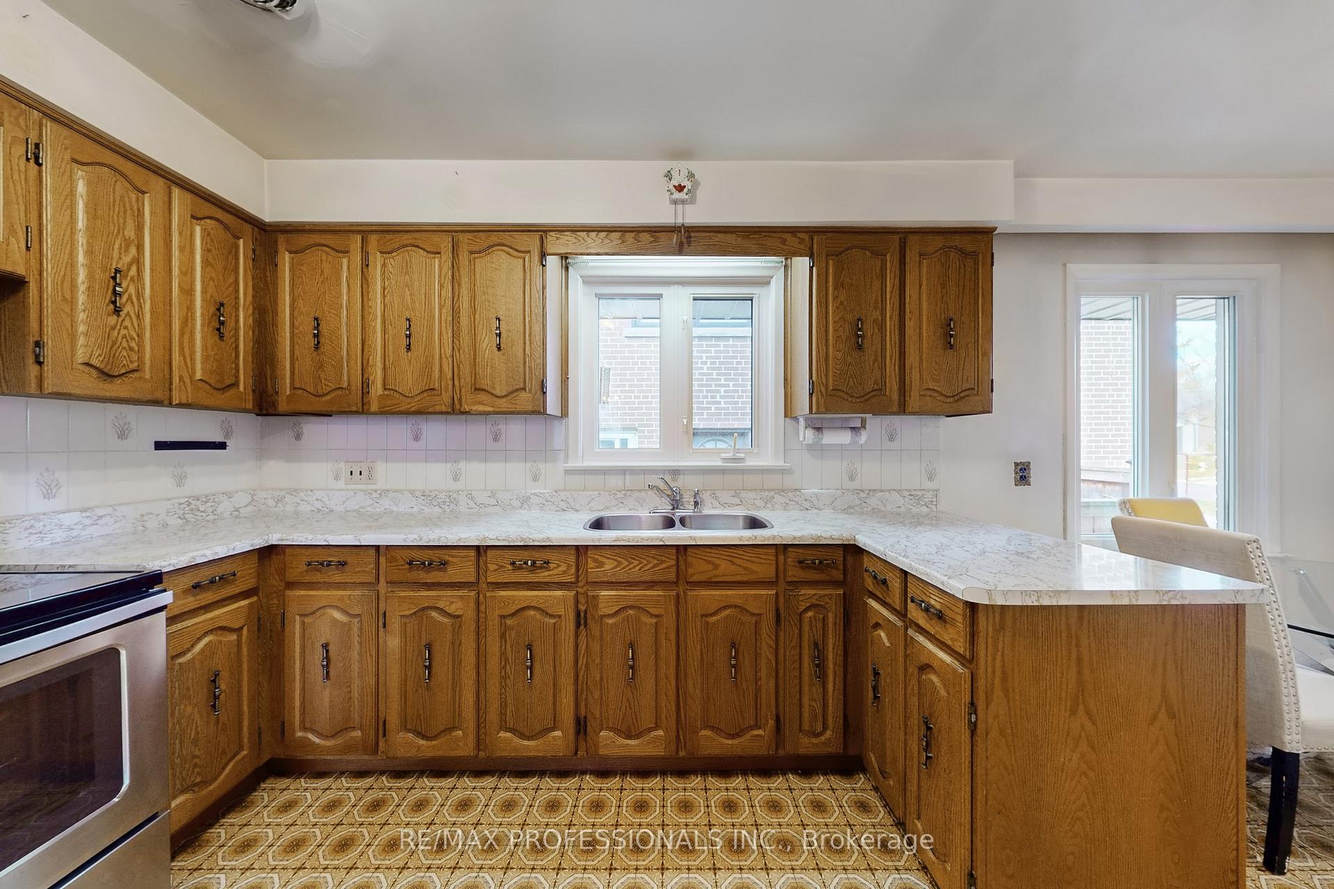 Photo 11 of 10 Crestridge Heights Road, Etobicoke, Willowridge-Martingrove-Richview — HOMEH
