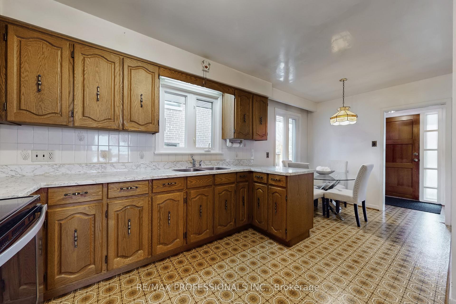 Photo 12 of 10 Crestridge Heights Road, Etobicoke, Willowridge-Martingrove-Richview — HOMEH