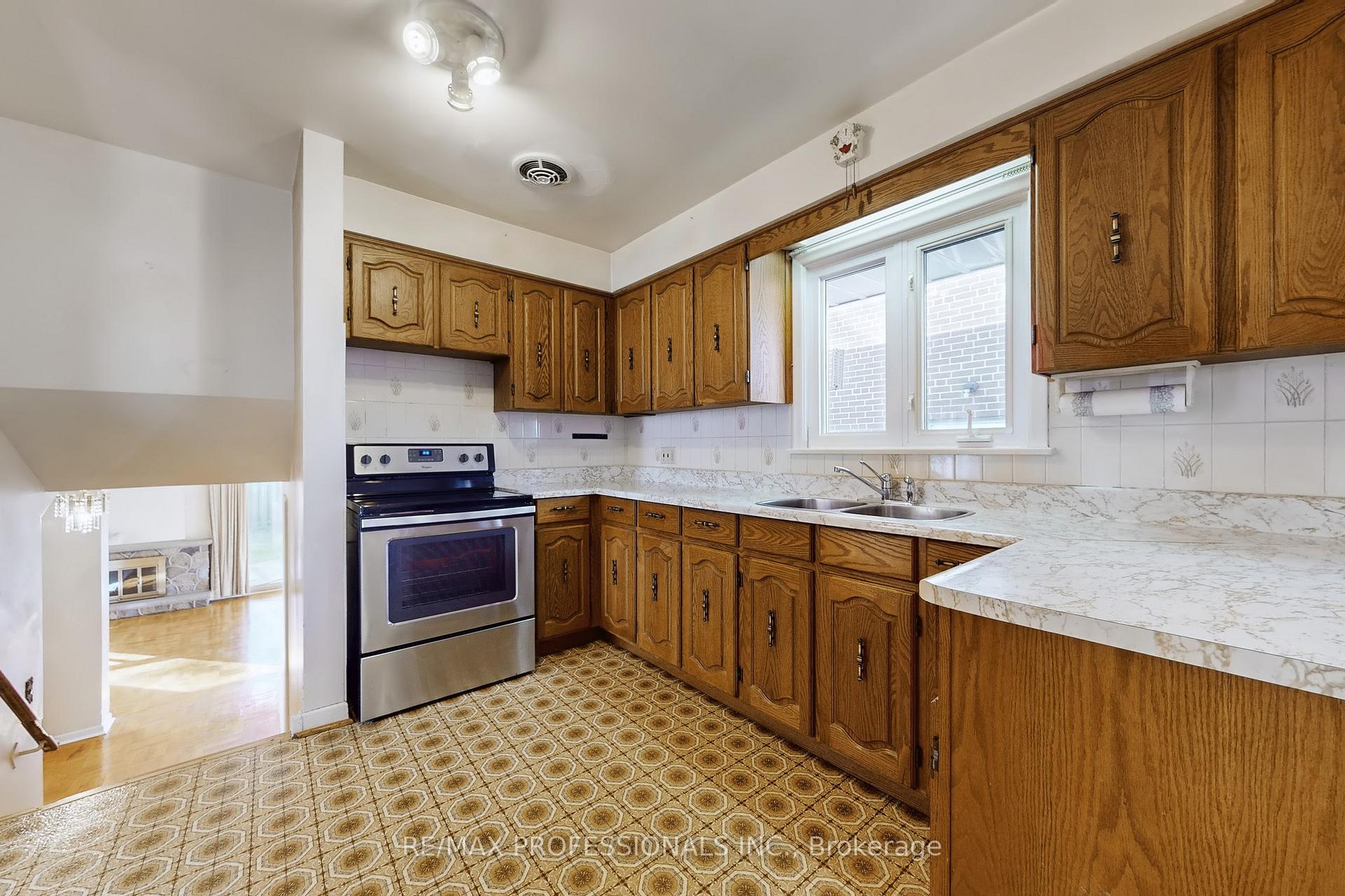 Photo 13 of 10 Crestridge Heights Road, Etobicoke, Willowridge-Martingrove-Richview — HOMEH