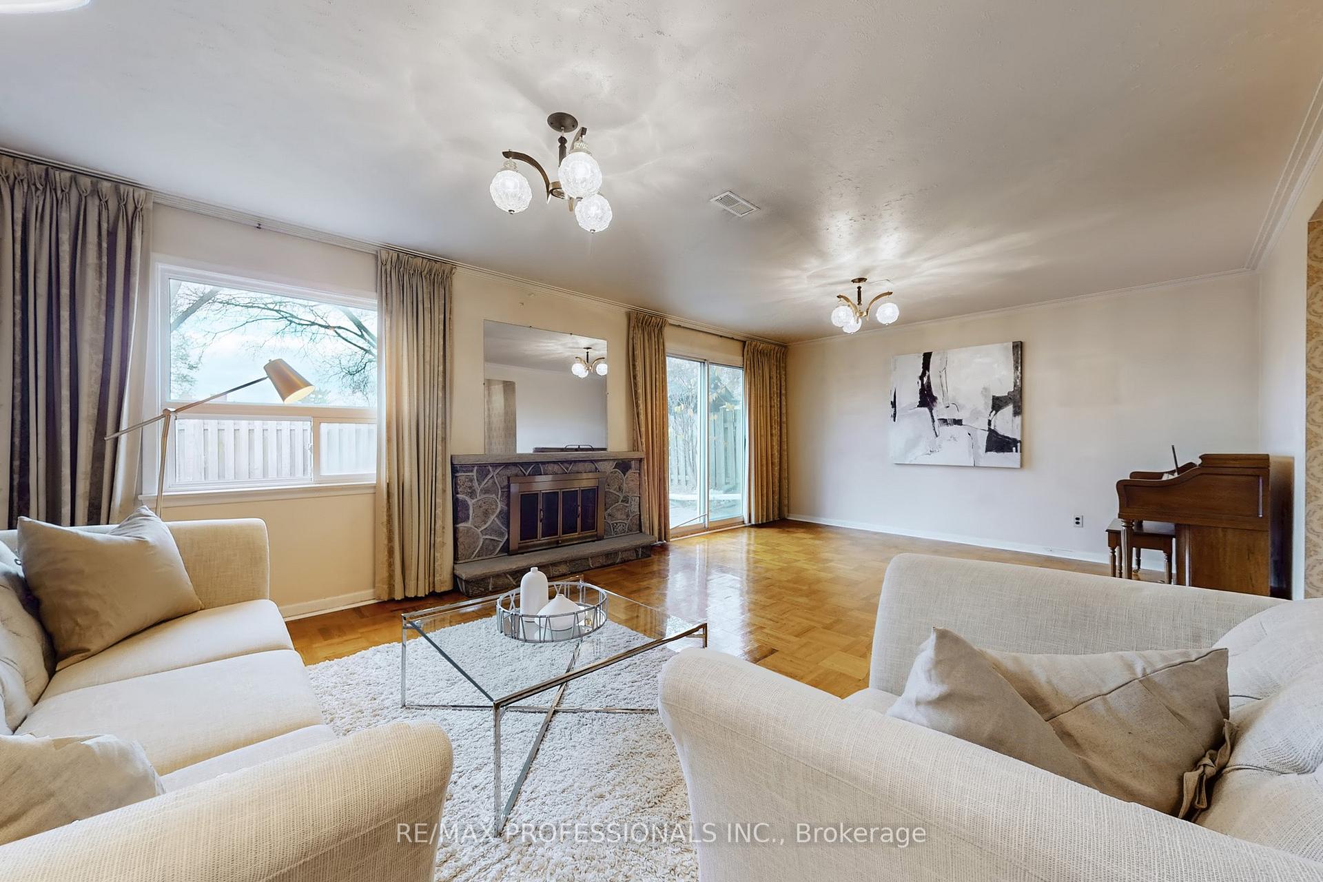 Photo 17 of 10 Crestridge Heights Road, Etobicoke, Willowridge-Martingrove-Richview — HOMEH