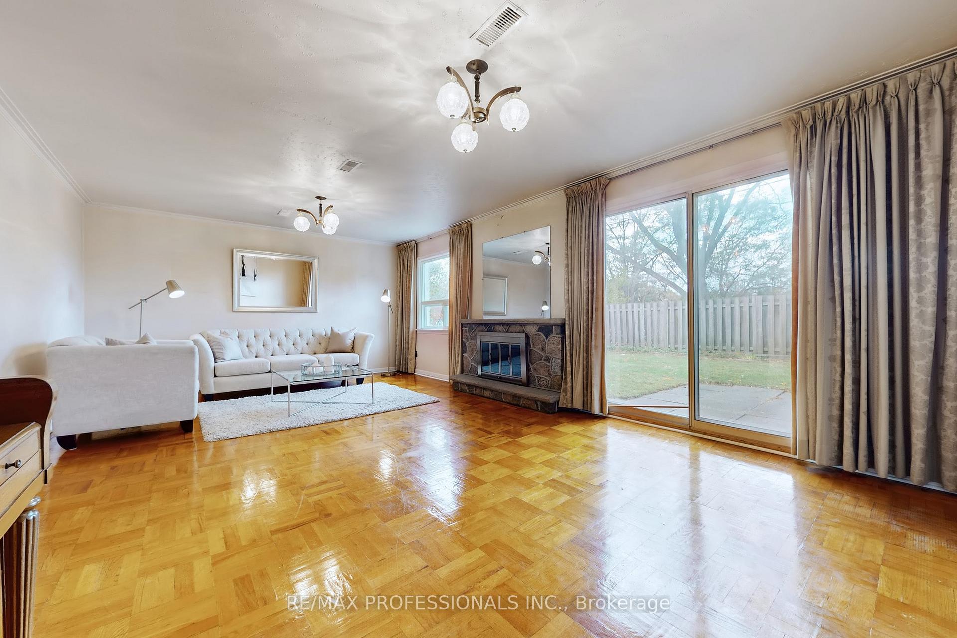 Photo 19 of 10 Crestridge Heights Road, Etobicoke, Willowridge-Martingrove-Richview — HOMEH