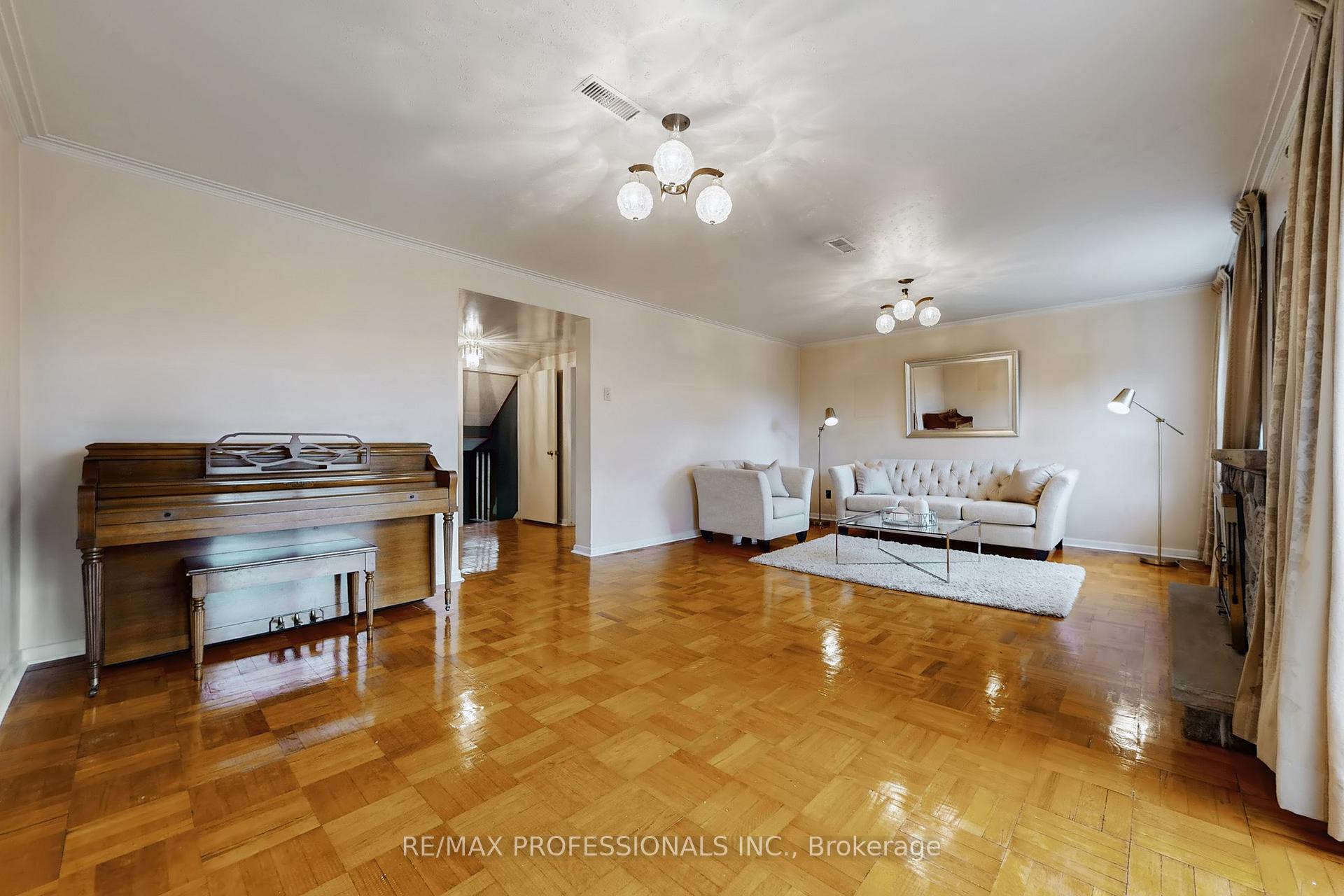 Photo 20 of 10 Crestridge Heights Road, Etobicoke, Willowridge-Martingrove-Richview — HOMEH