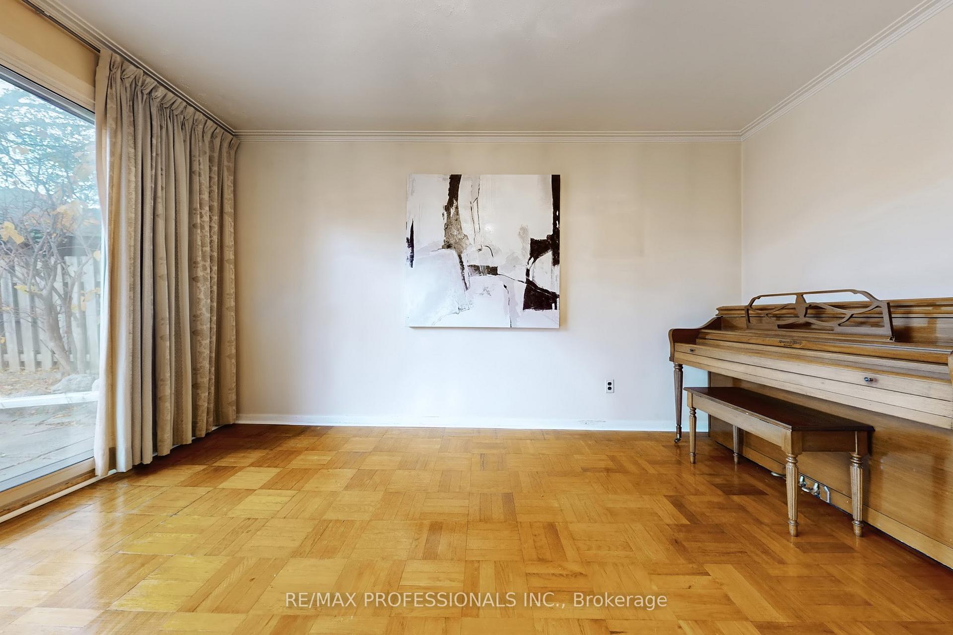 Photo 21 of 10 Crestridge Heights Road, Etobicoke, Willowridge-Martingrove-Richview — HOMEH