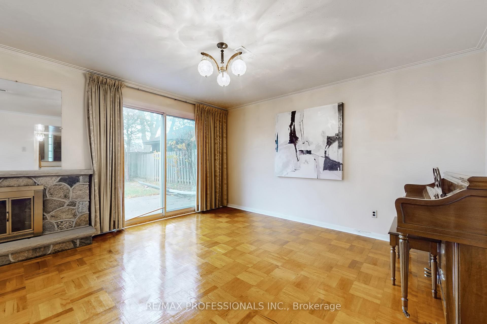 Photo 22 of 10 Crestridge Heights Road, Etobicoke, Willowridge-Martingrove-Richview — HOMEH