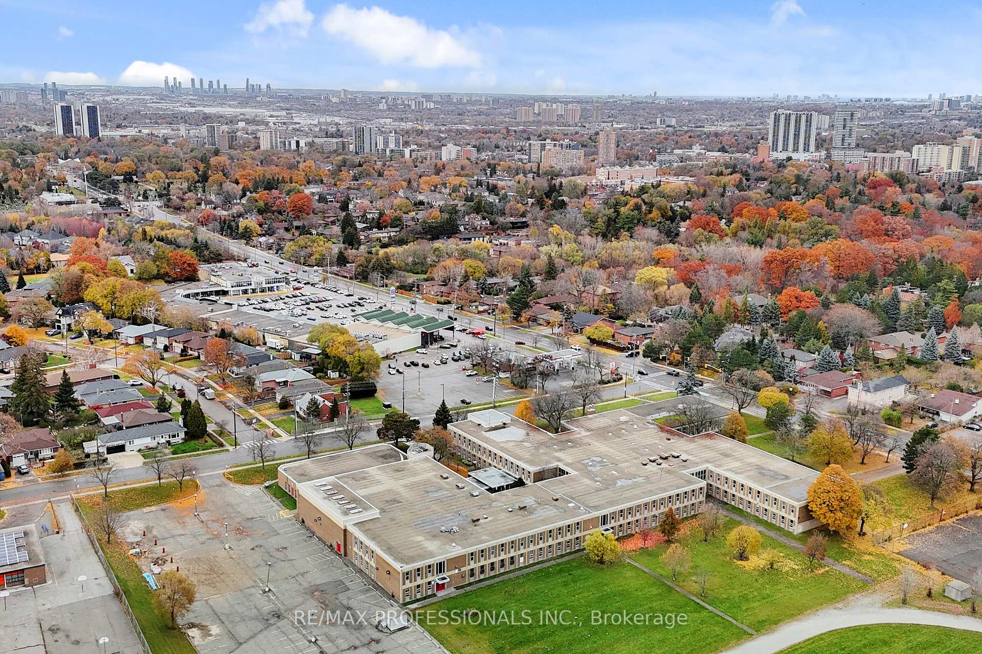Photo 43 of 10 Crestridge Heights Road, Etobicoke, Willowridge-Martingrove-Richview — HOMEH
