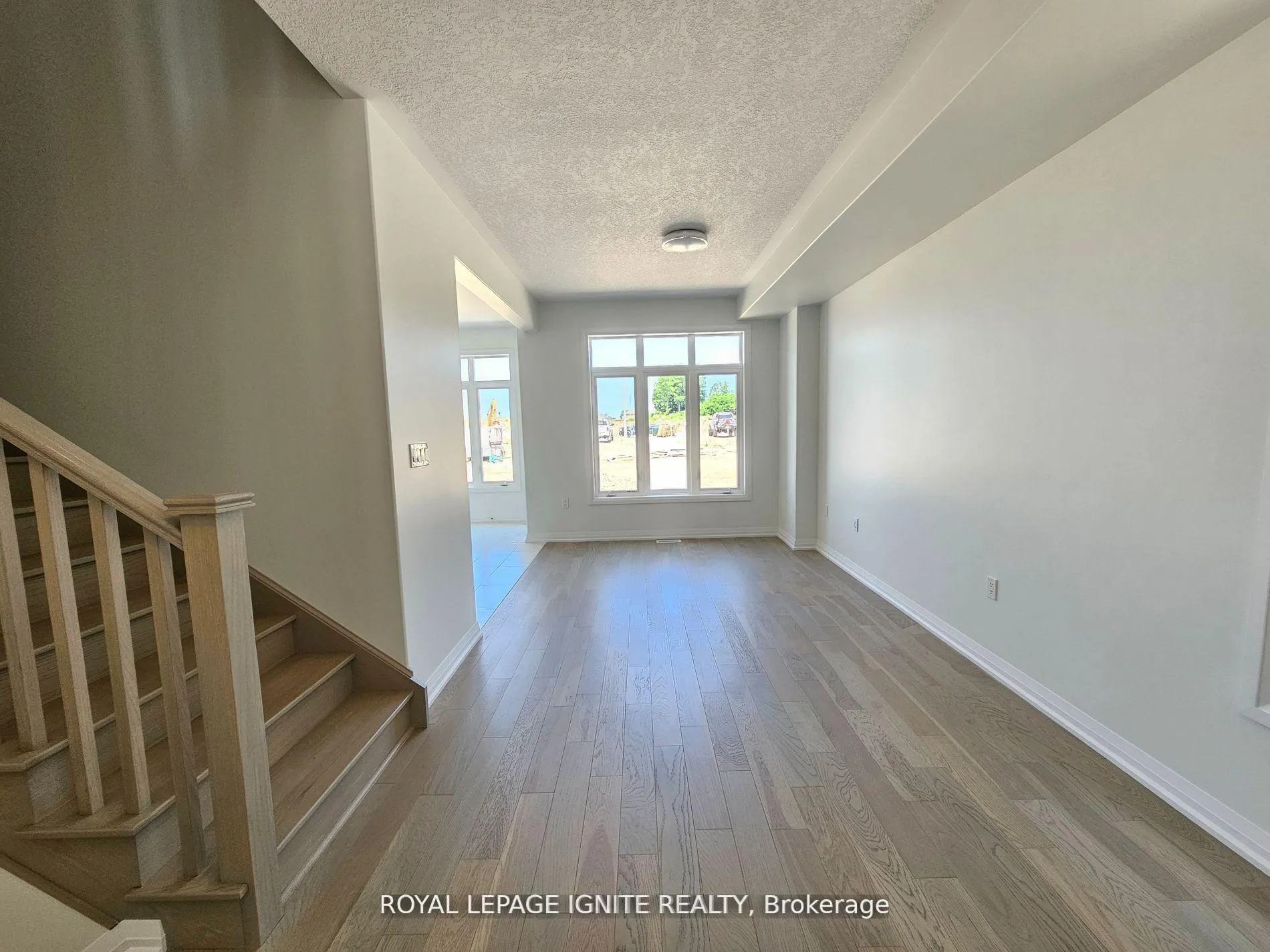 Photo 2 of 61 Copperhill Heights, Barrie, Rural Barrie Southeast — HOMEH