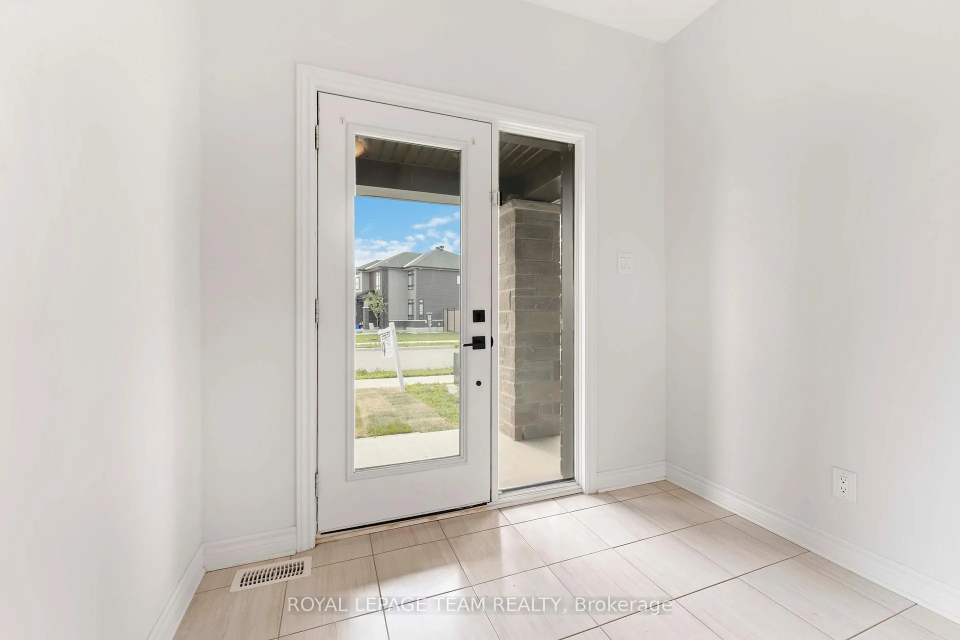 Photo 12 of 1010 Brian Good Avenue, Ottawa, Riverside South/Gloucester Glen — HOMEH