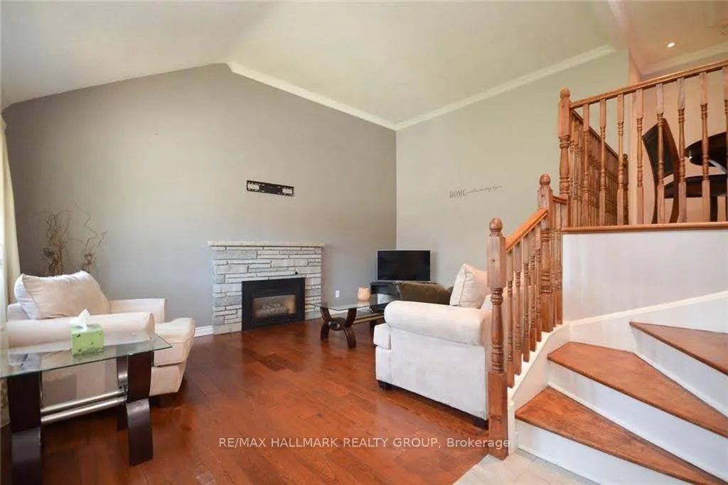 Photo 3 of Unit Upper Unit, 2409 Cheshire Road, Ottawa, Parkway Park — HOMEH