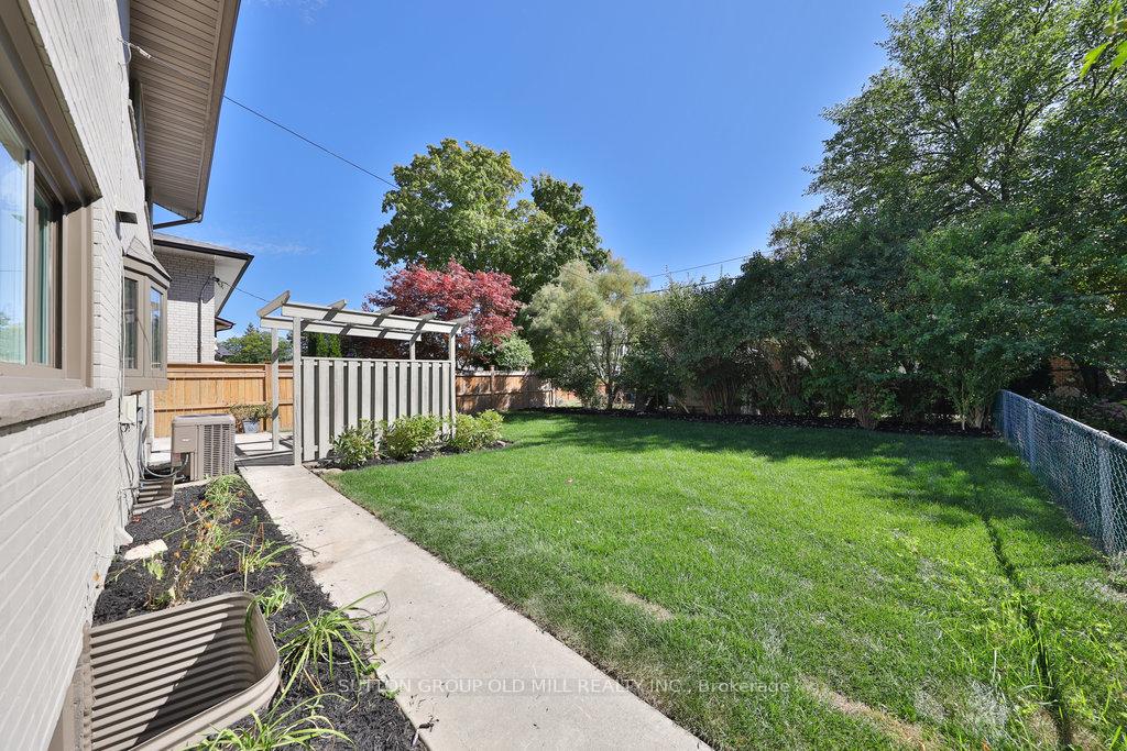 Photo 38 of 36 Laurelwood Crescent, Etobicoke, Willowridge-Martingrove-Richview — HOMEH