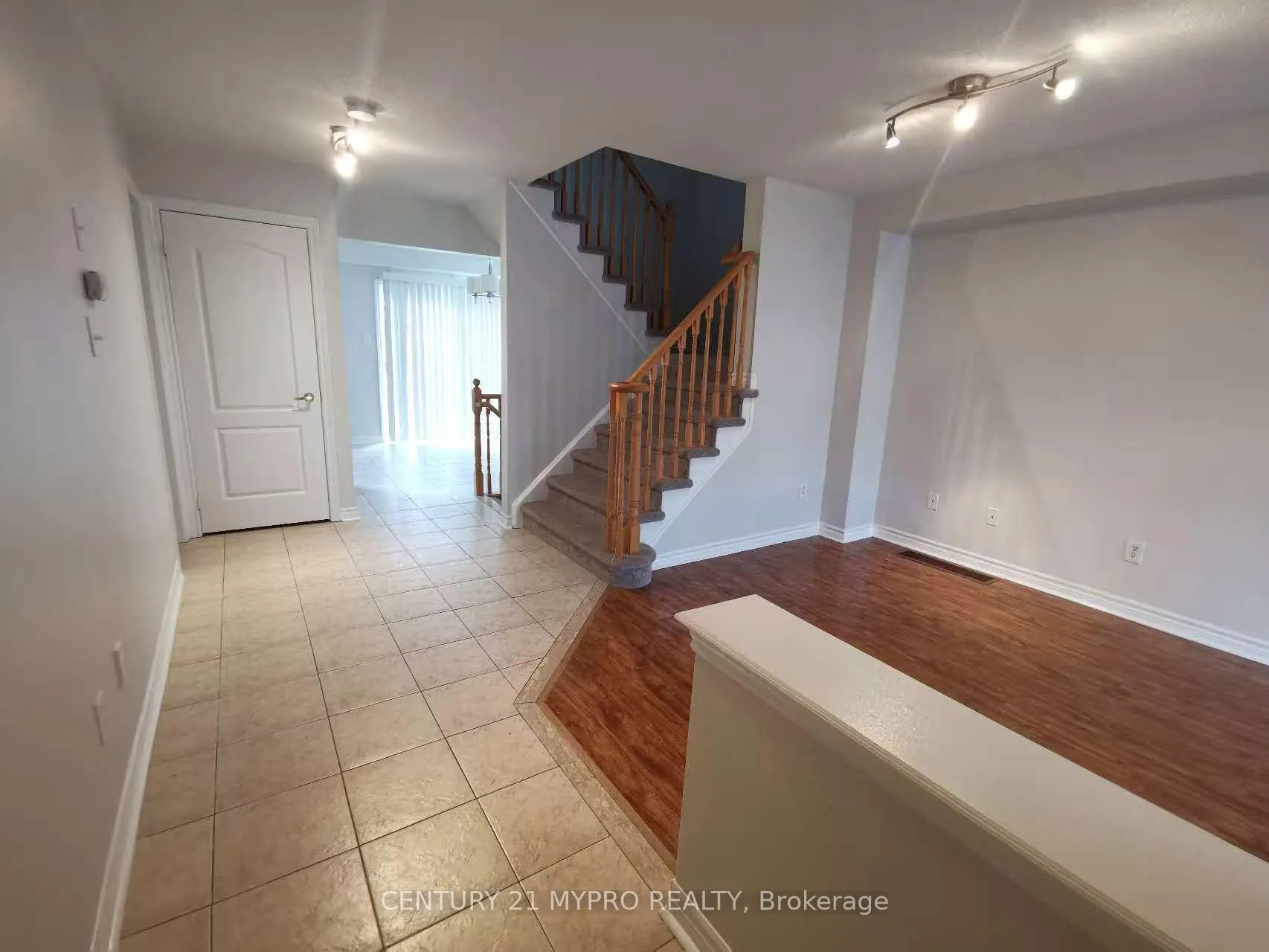 Photo 2 of 24 Beatrice Lane, Barrie, Innis-Shore — HOMEH
