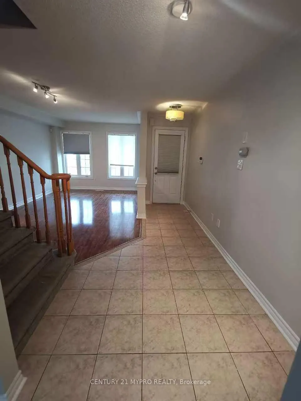 Photo 3 of 24 Beatrice Lane, Barrie, Innis-Shore — HOMEH