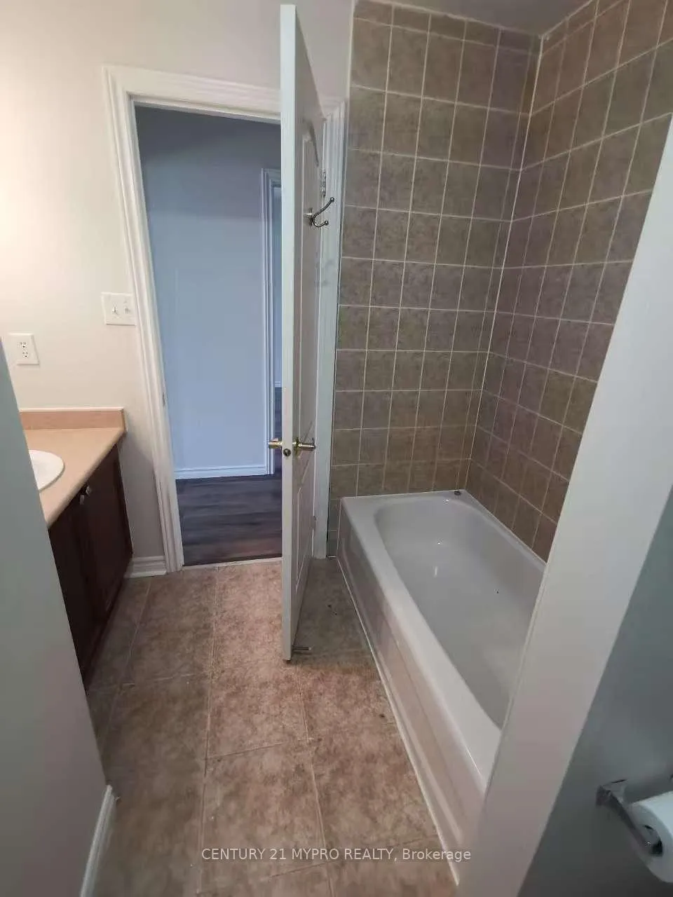 Photo 9 of 24 Beatrice Lane, Barrie, Innis-Shore — HOMEH