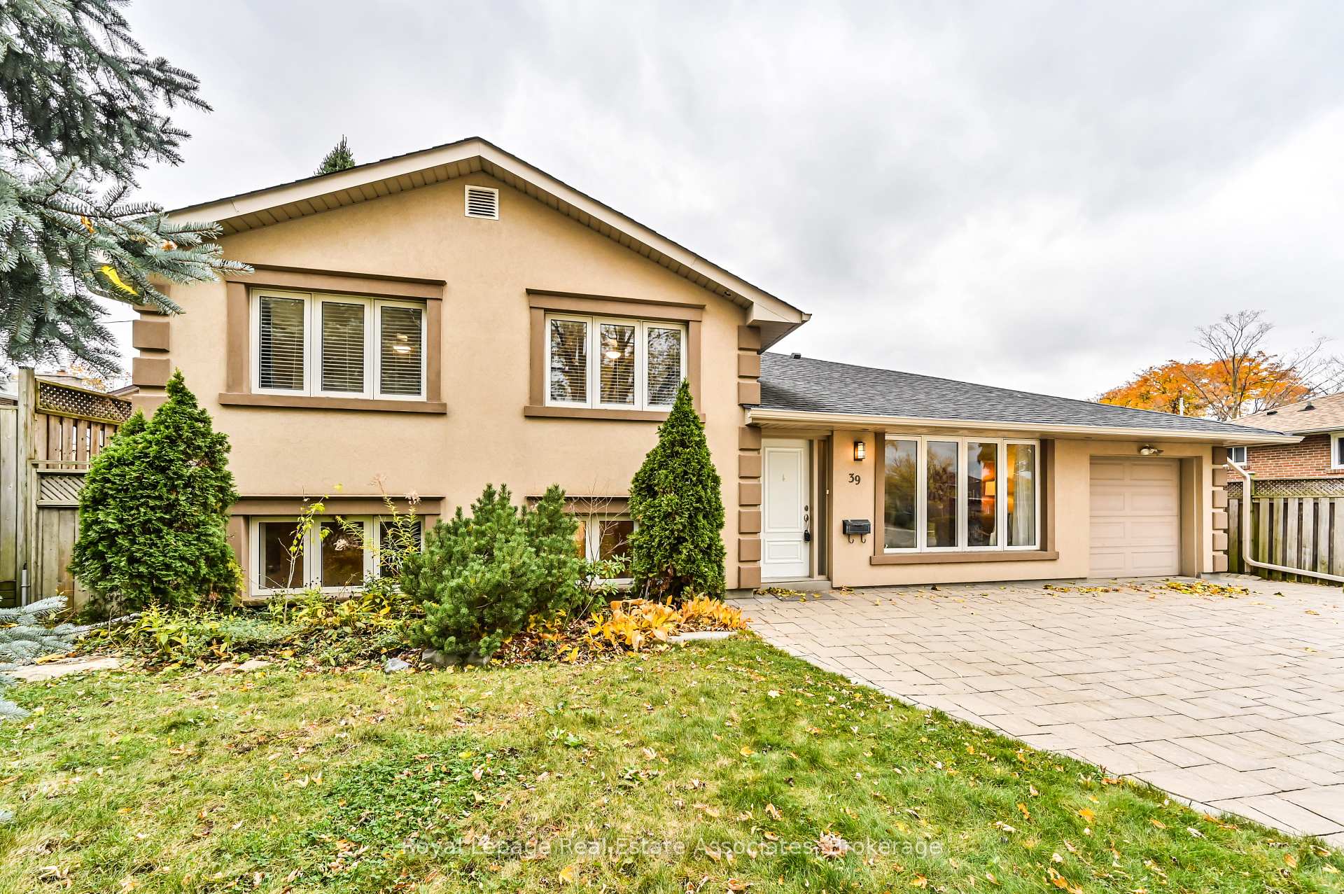 Photo 3 of 39 Shipley Road, Etobicoke, Willowridge-Martingrove-Richview — HOMEH