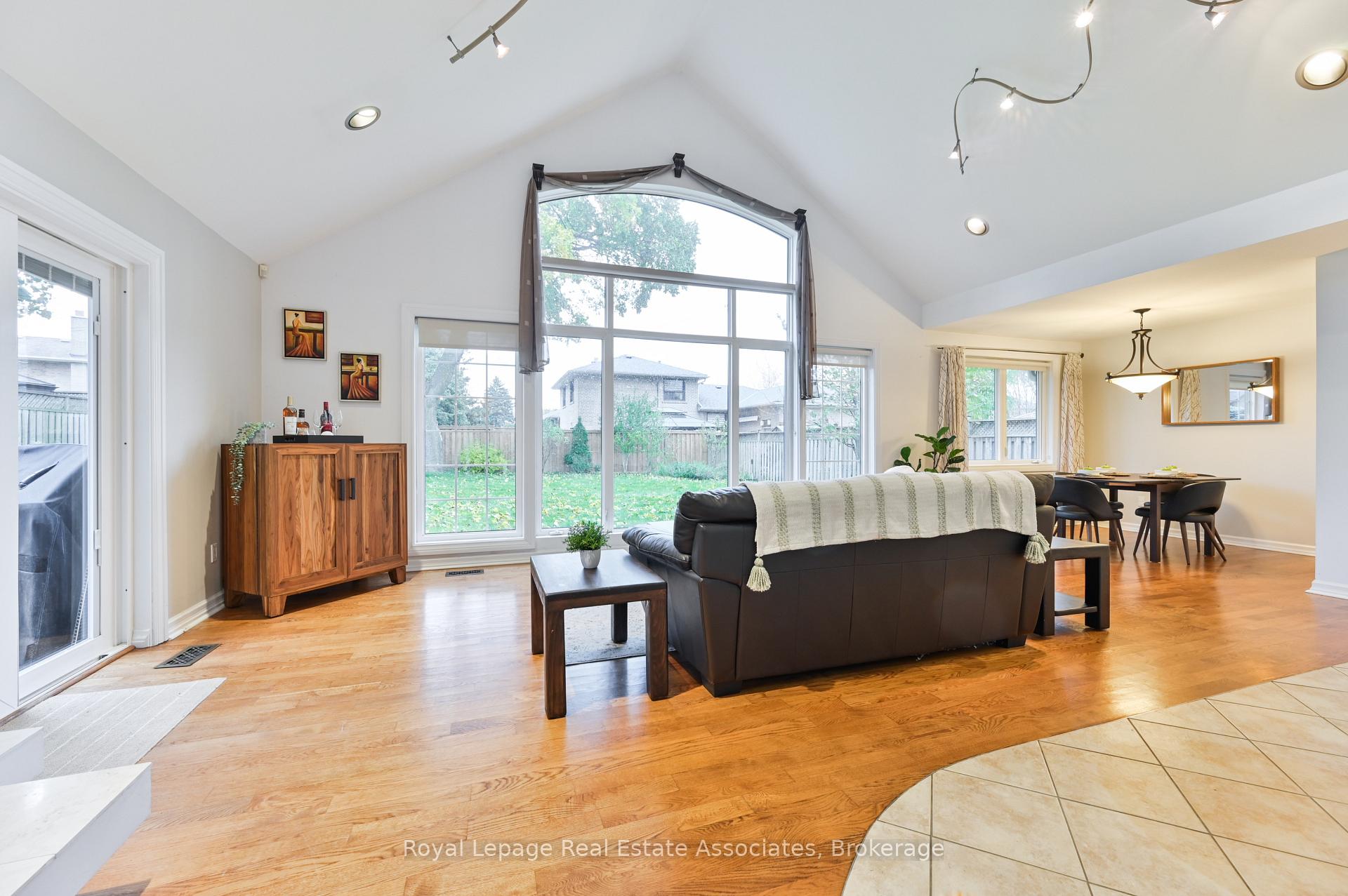 Photo 7 of 39 Shipley Road, Etobicoke, Willowridge-Martingrove-Richview — HOMEH