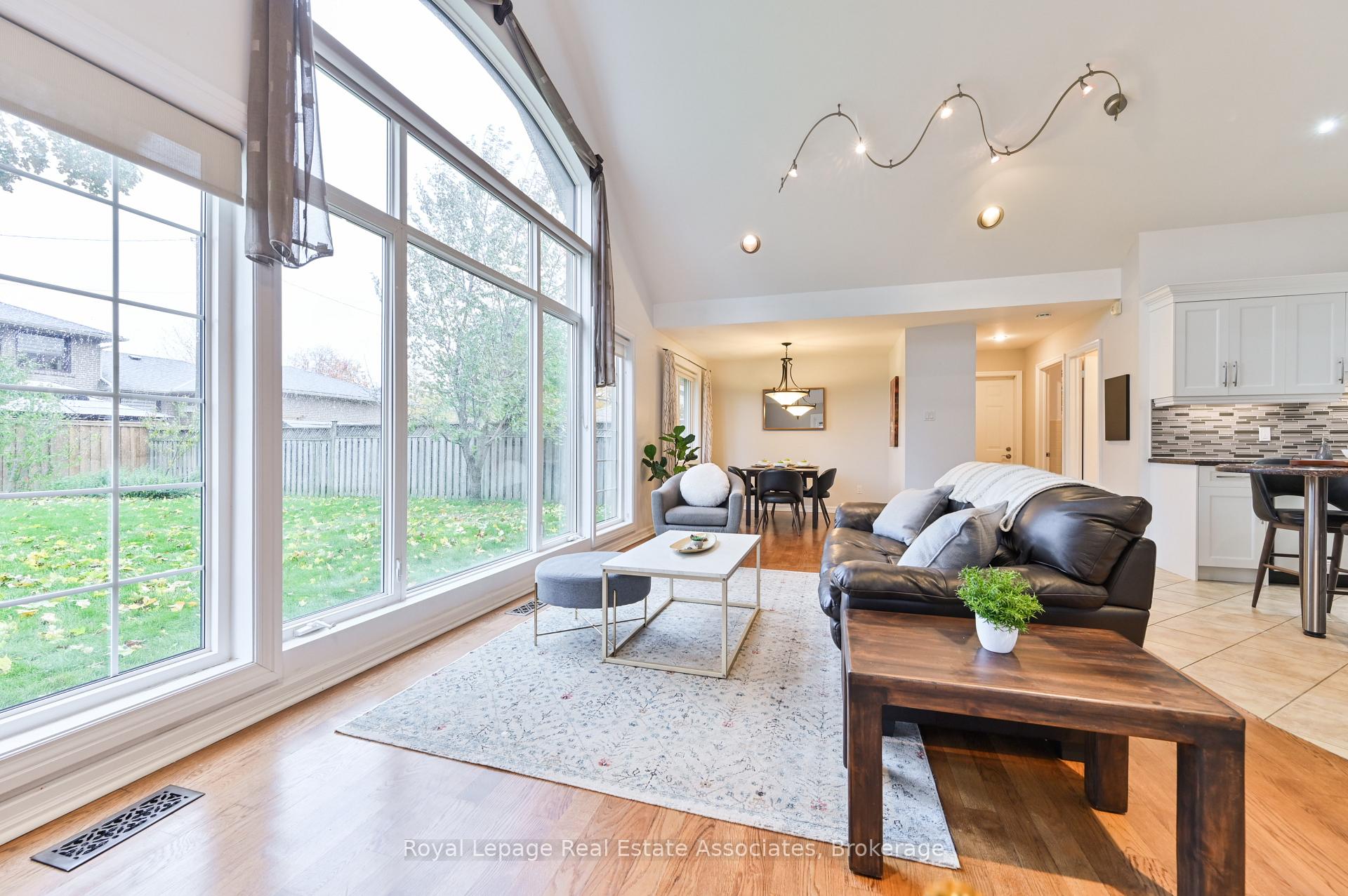 Photo 8 of 39 Shipley Road, Etobicoke, Willowridge-Martingrove-Richview — HOMEH