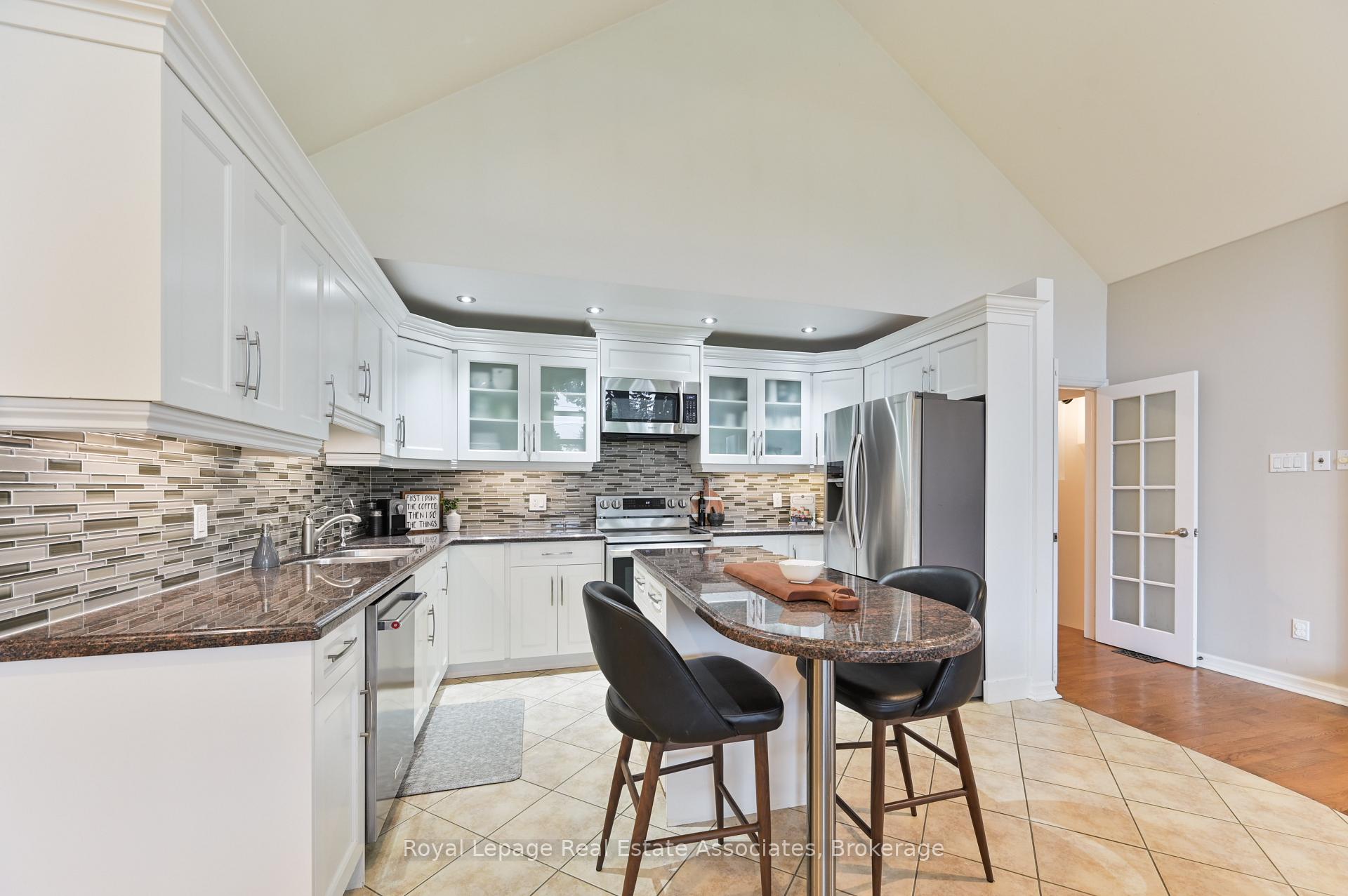 Photo 11 of 39 Shipley Road, Etobicoke, Willowridge-Martingrove-Richview — HOMEH