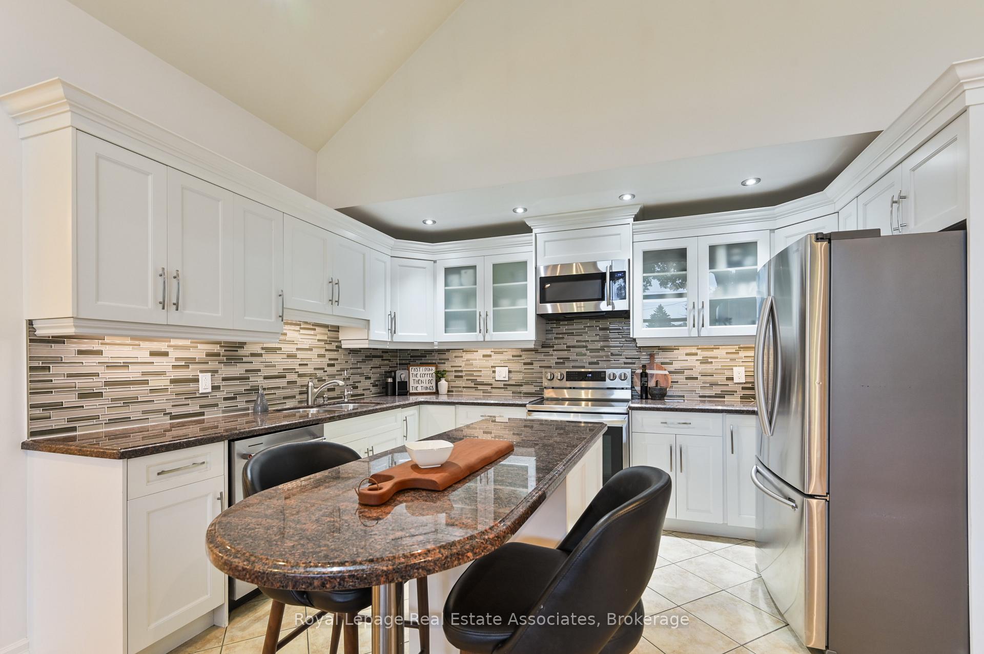 Photo 12 of 39 Shipley Road, Etobicoke, Willowridge-Martingrove-Richview — HOMEH